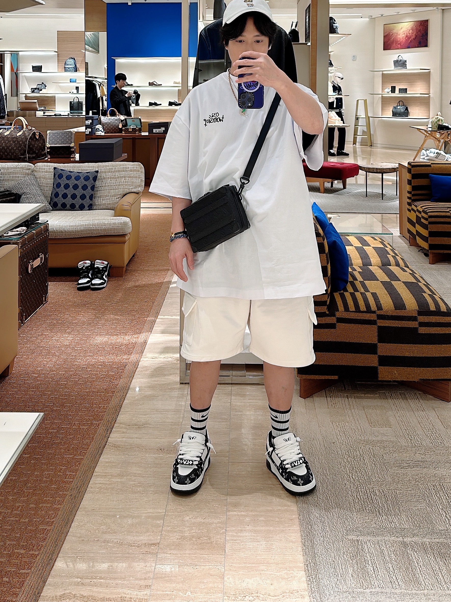 Louis Vuitton LV Trainer Maxi Sneakers Black, Louis Vuitton Keepall Bandoulier 25 Monogram Macassar Saffron Orange 착용 스타일 - 2
