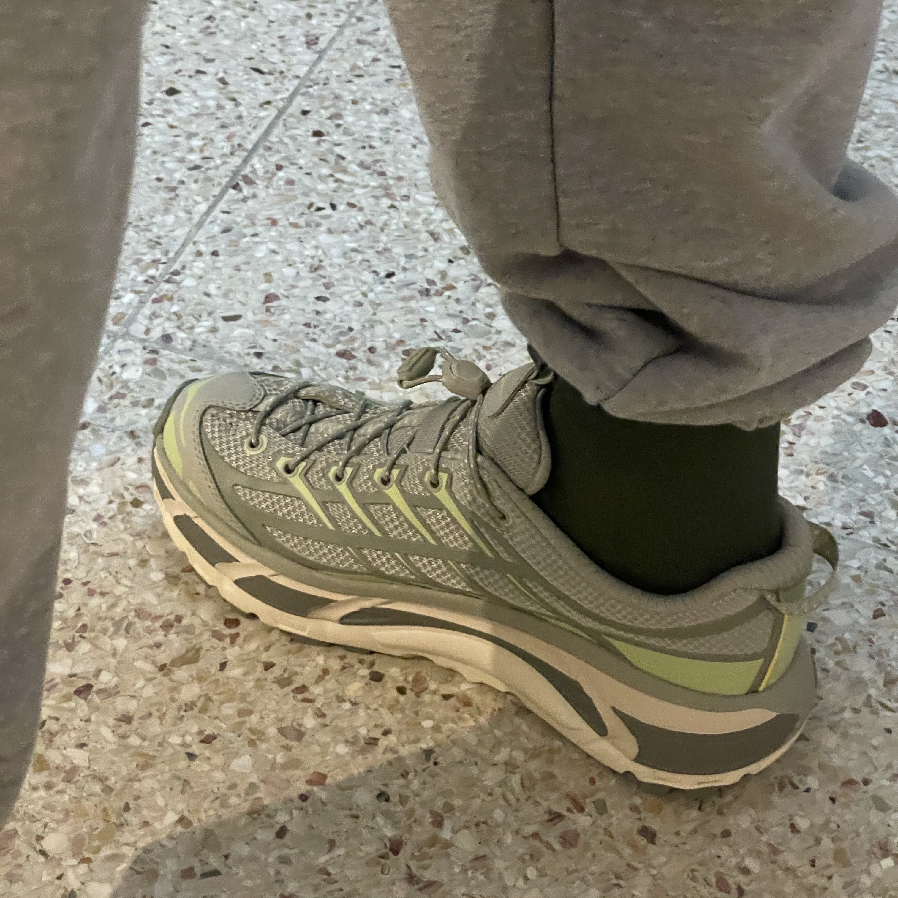 Hoka Mafate Three 2 Barely Seed Green 착용 스타일