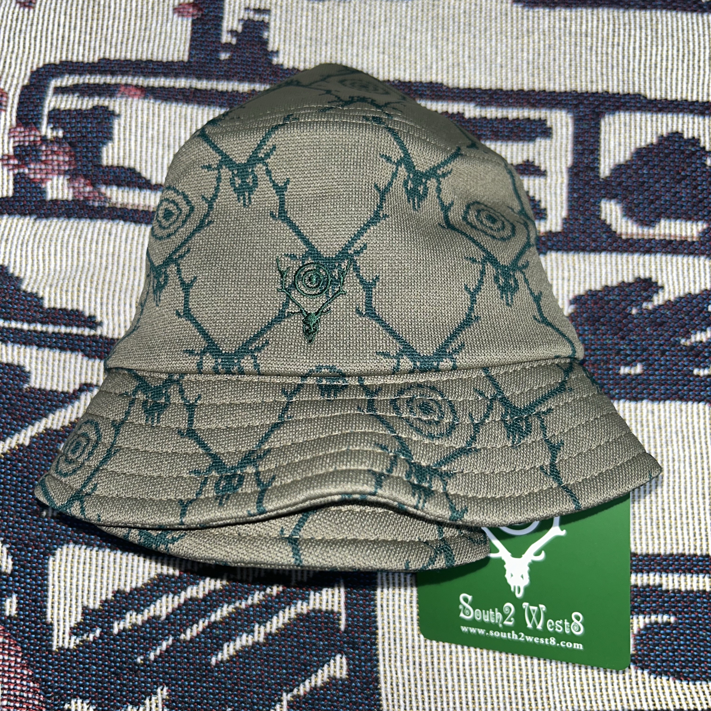 South2 West8 Bucket Hat Poly Jacquard Skull Target Khaki 착용 스타일 - 5