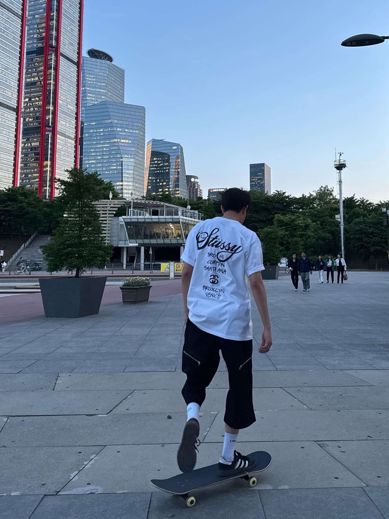 Stussy World Tour T-Shirt White 2024,2025, Adidas Spezial Handball Core Black 착용 스타일 - 1