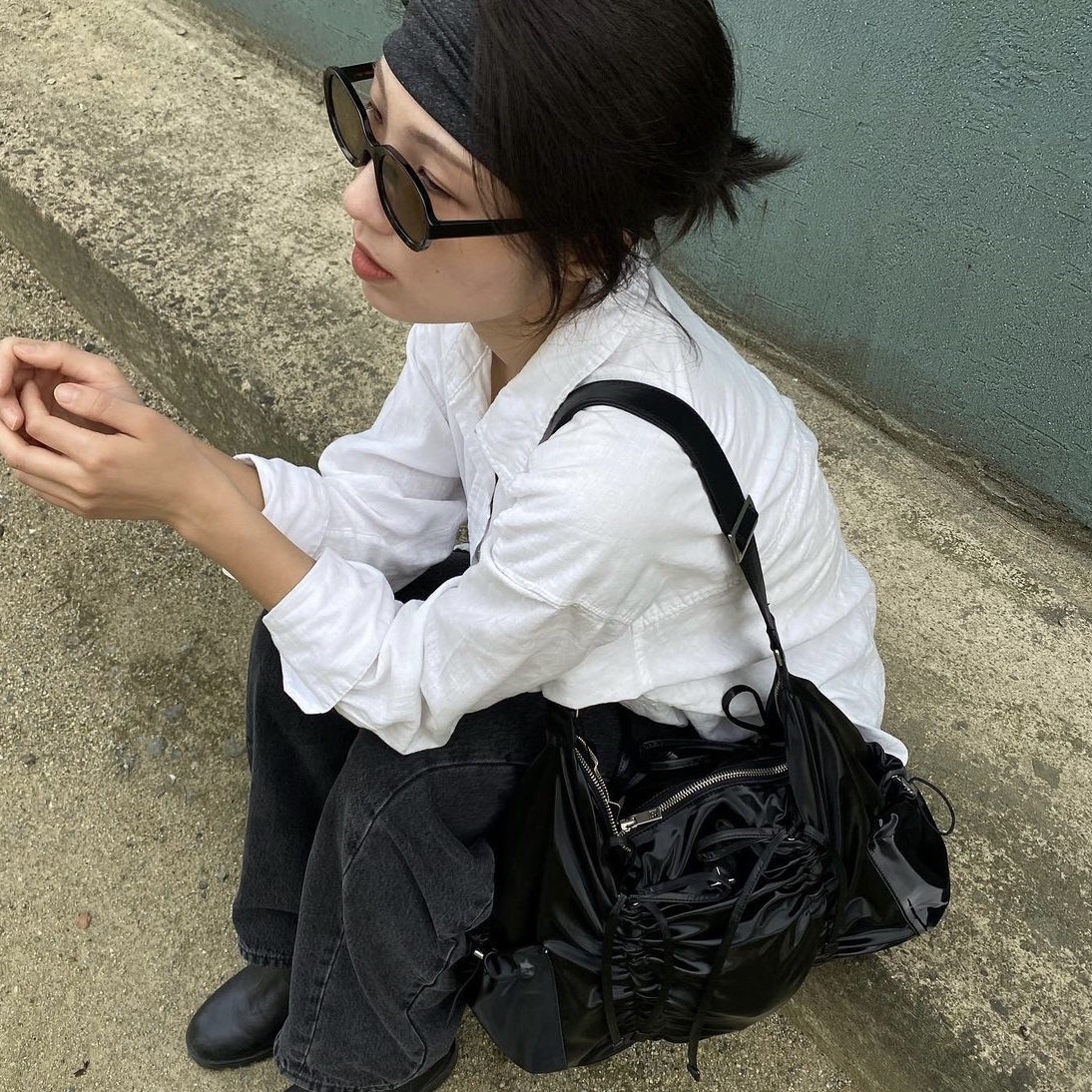 For Appeal String Ribbon Large Hobo Bag Glossy Black, For Appeal String Ribbon Large Hobo Bag Glossy White 착용 스타일