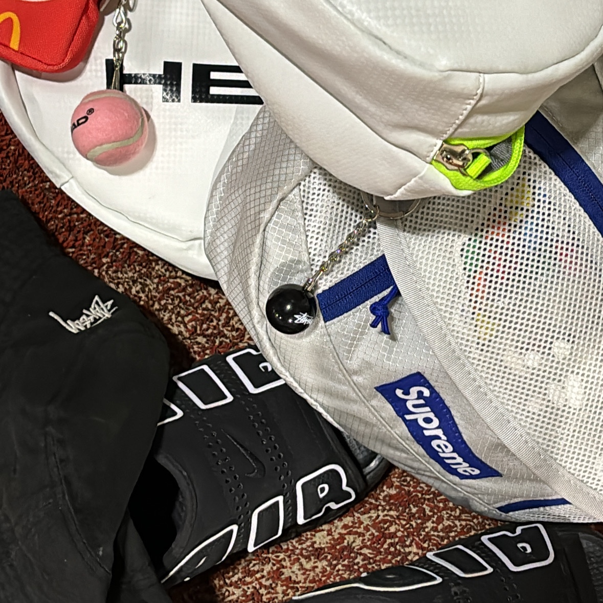 Supreme Small Messenger Bag Silver - 22SS, Stussy 8 Ball Keychain Black 착용 스타일