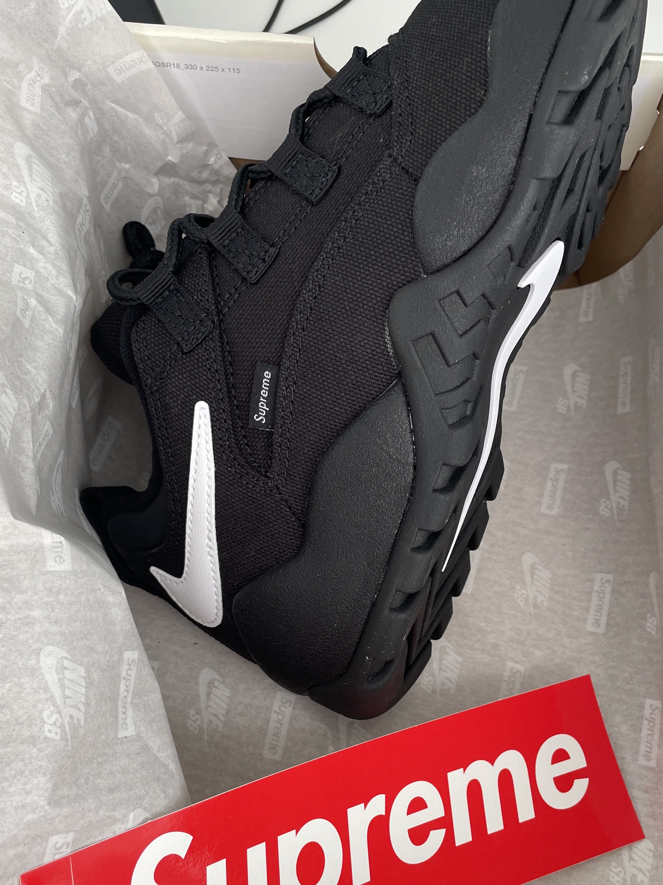 Nike x Supreme SB Darwin Low Black 착용 스타일 - 1