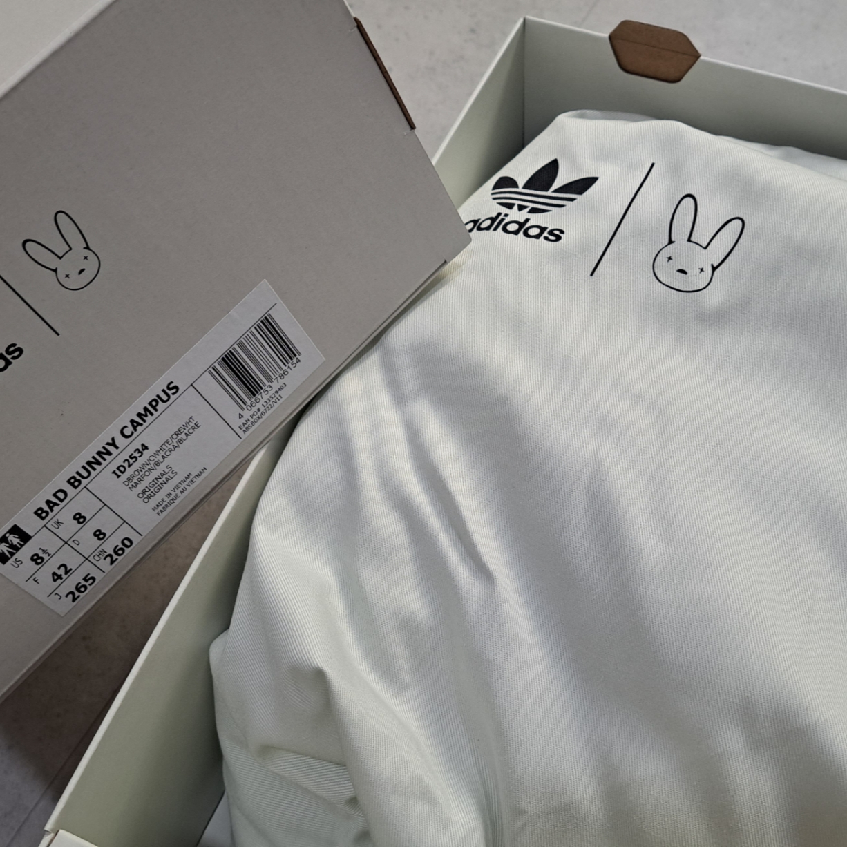 Adidas x Bad Bunny Campus Dark Brown Chalk White 착용 스타일 - 2
