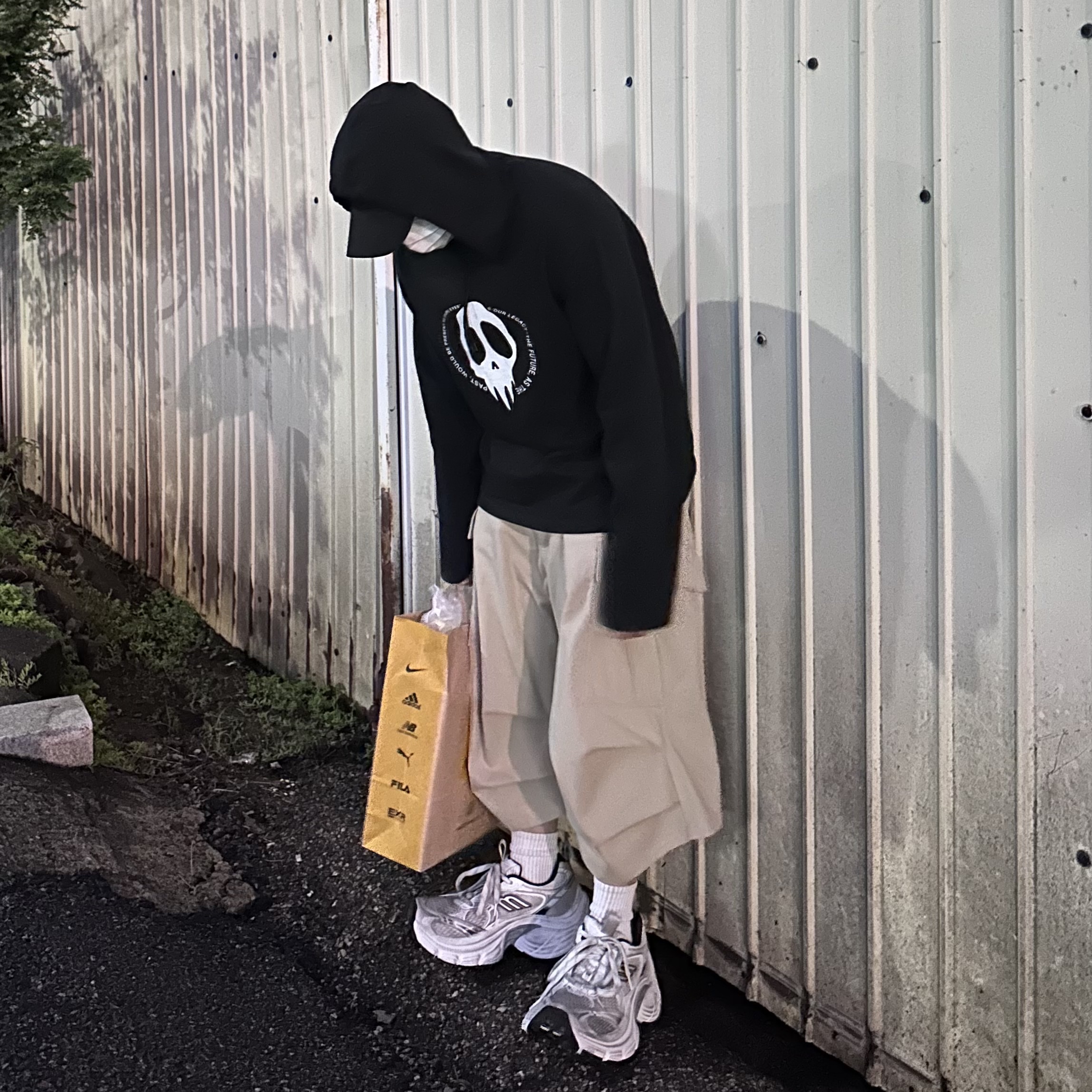 Nonnod Side Cargo Shorts Beige, Balenciaga 10XL Sneakers White Grey Silver Black 착용 스타일 - 2