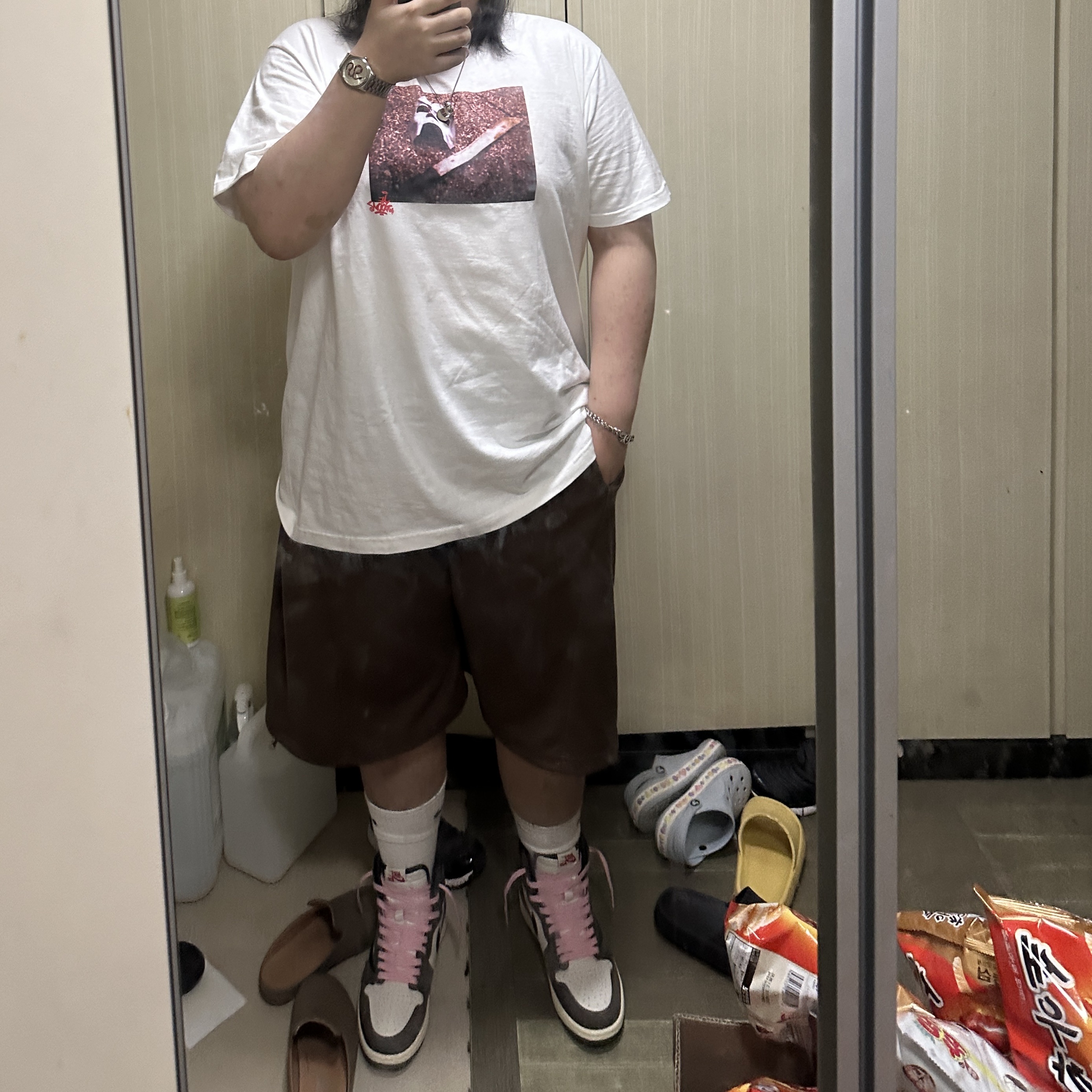 Supreme x MF Doom T-Shirt White - 23FW, Jordan 1 x Travis Scott Retro High OG SP Mocha 착용 스타일 - 1