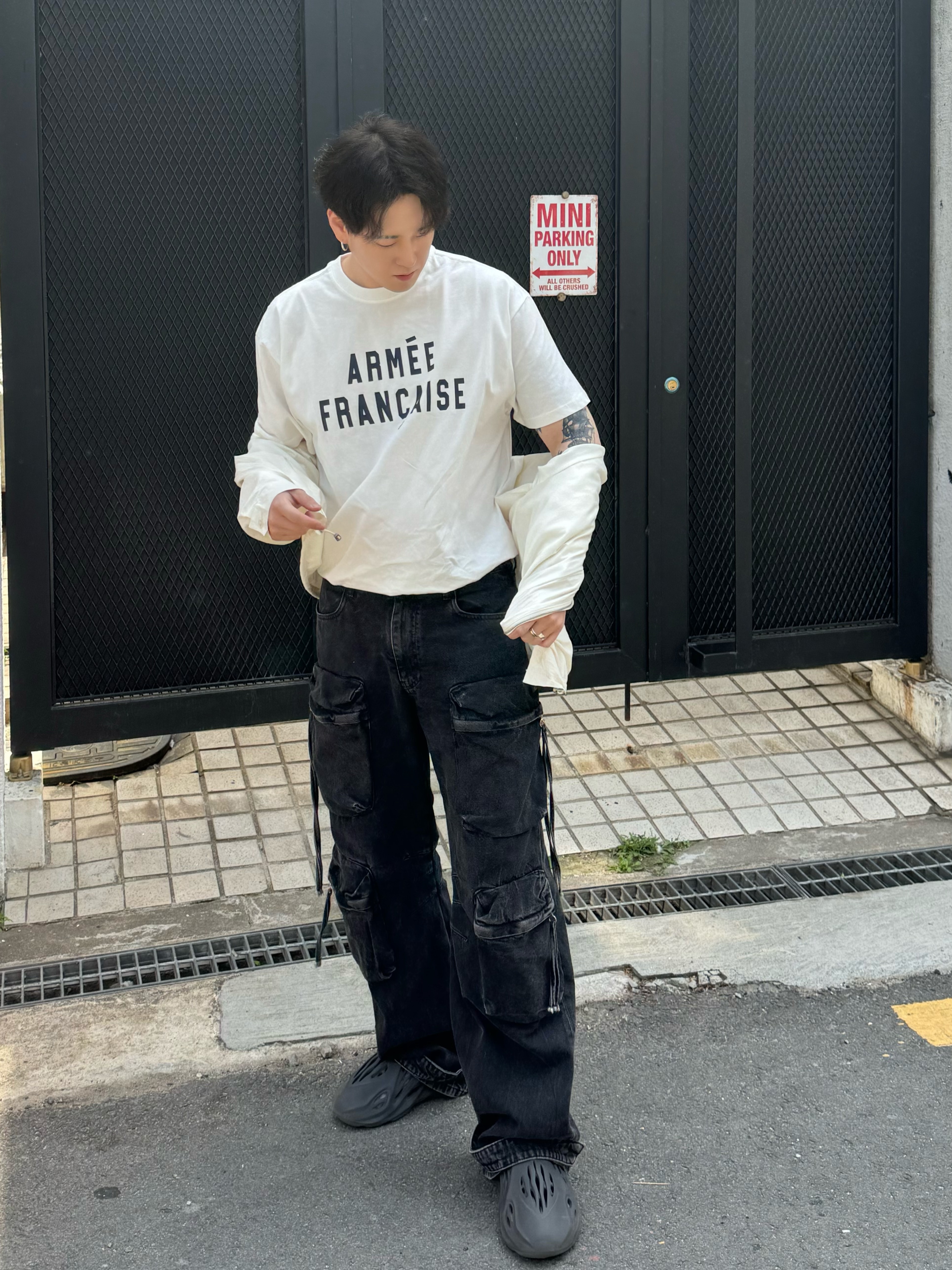Zara Utility Pocket Jeans Gray, Zara Utility Pocket Pants Black 착용 스타일 - 1