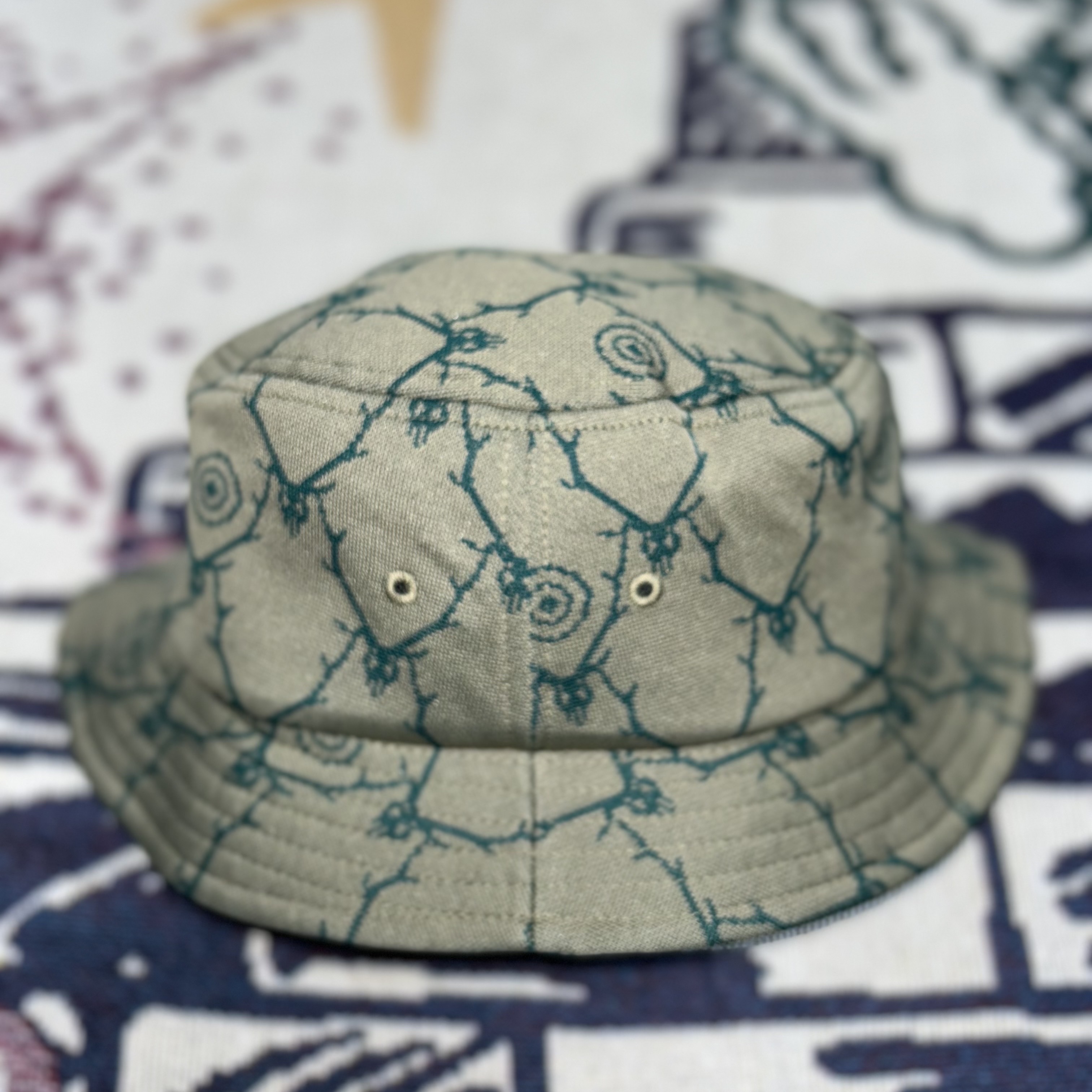 South2 West8 Bucket Hat Poly Jacquard Skull Target Khaki 착용 스타일 - 2