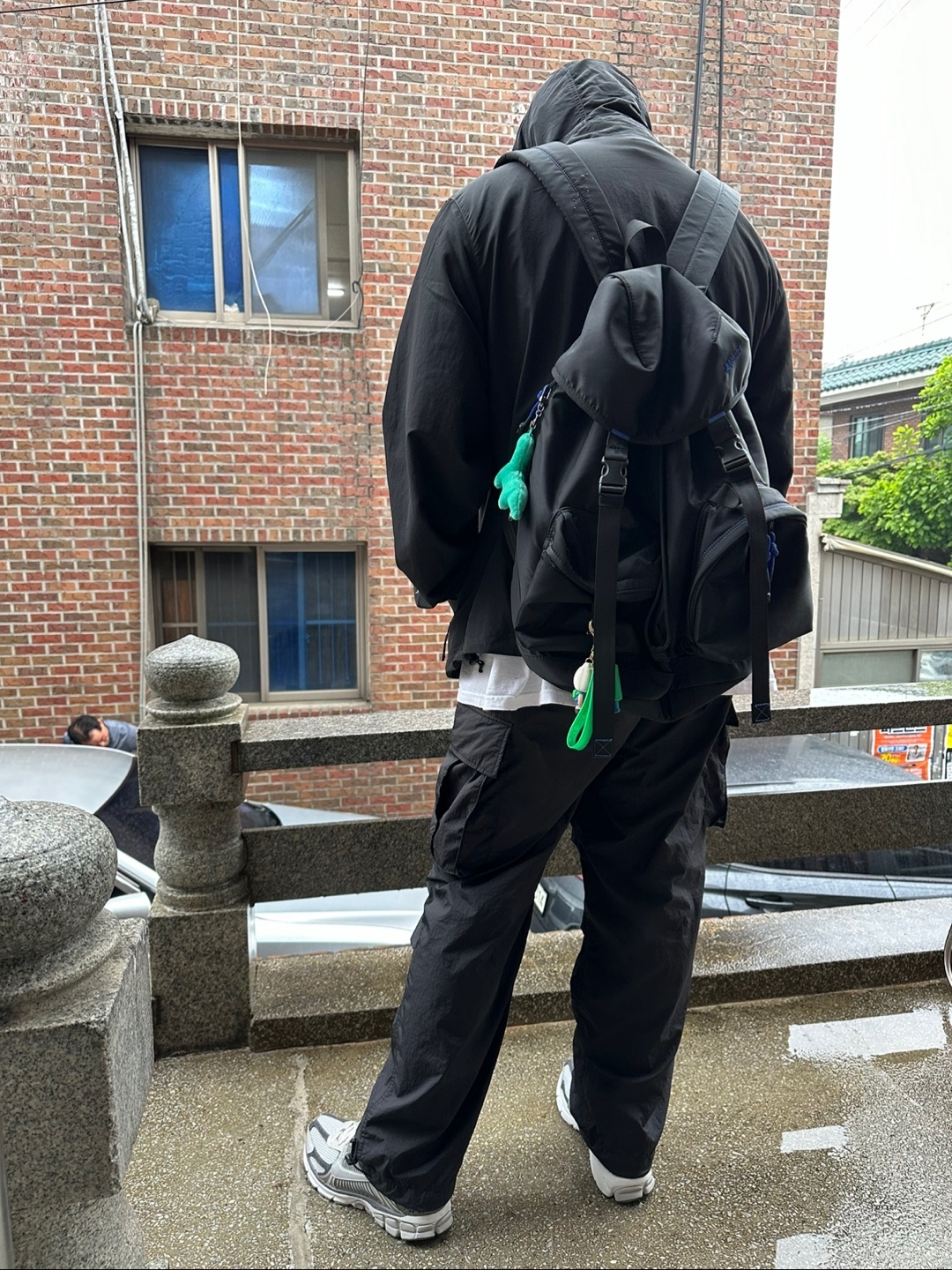 Ader Error x Zara Backpack Black, Nike Zoom Vomero 5 PRM Light Iron Ore and Flat Fewter 착용 스타일