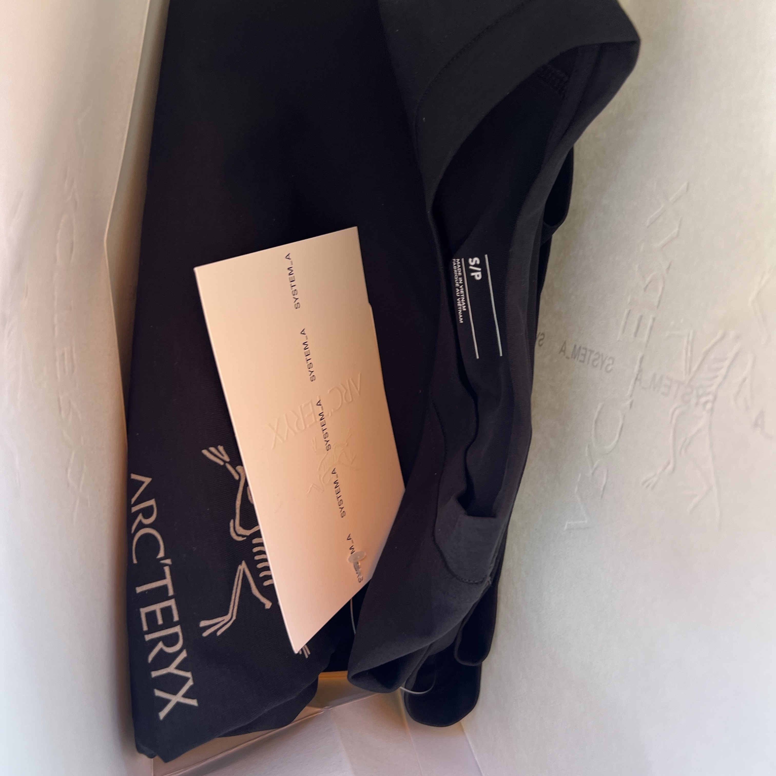 Arc'teryx System A Solarium SS T-Shirt Blackite Solid 착용 스타일