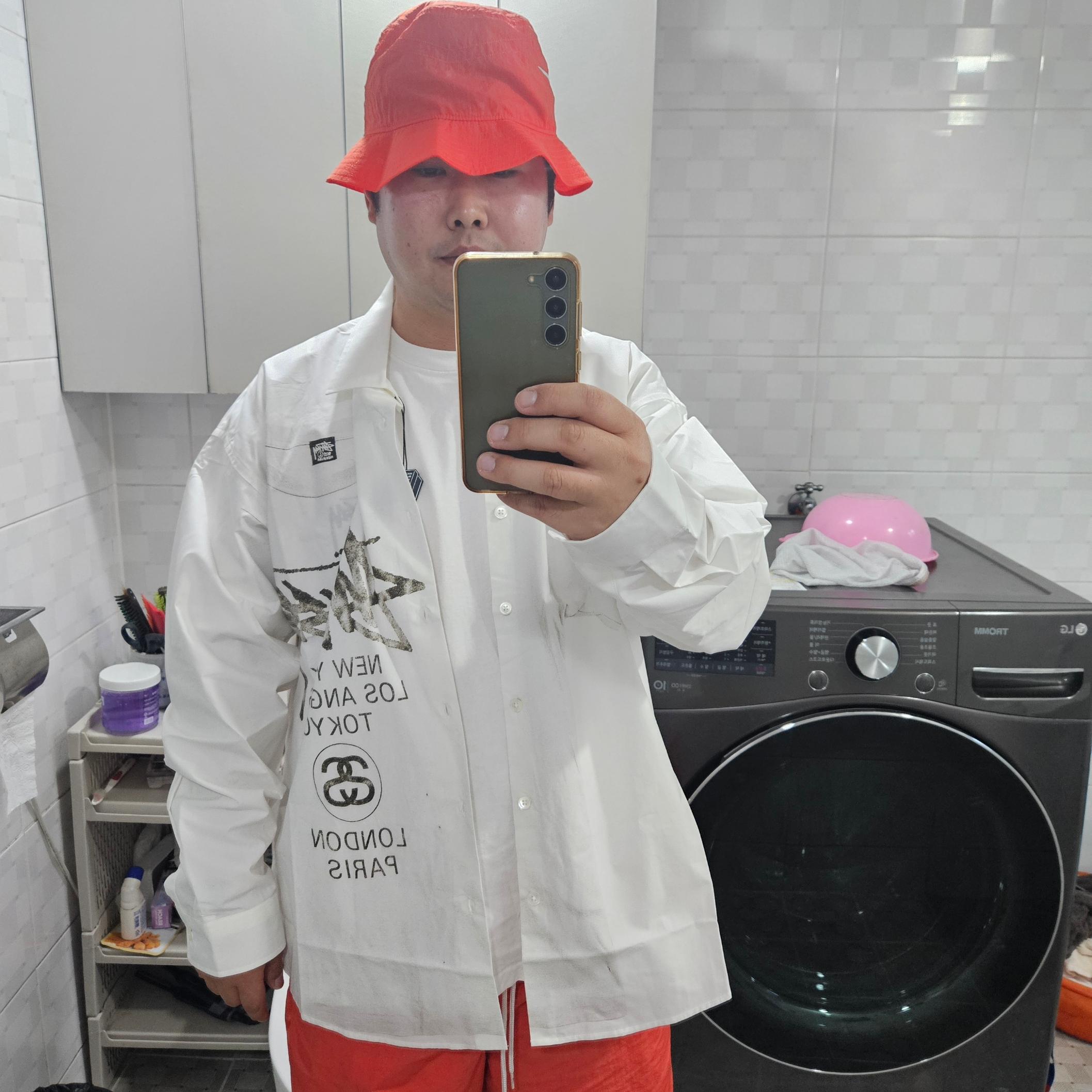 Stussy World Tour Shirt White, Nike x Stussy Bucket Hat Habanero Red 착용 스타일