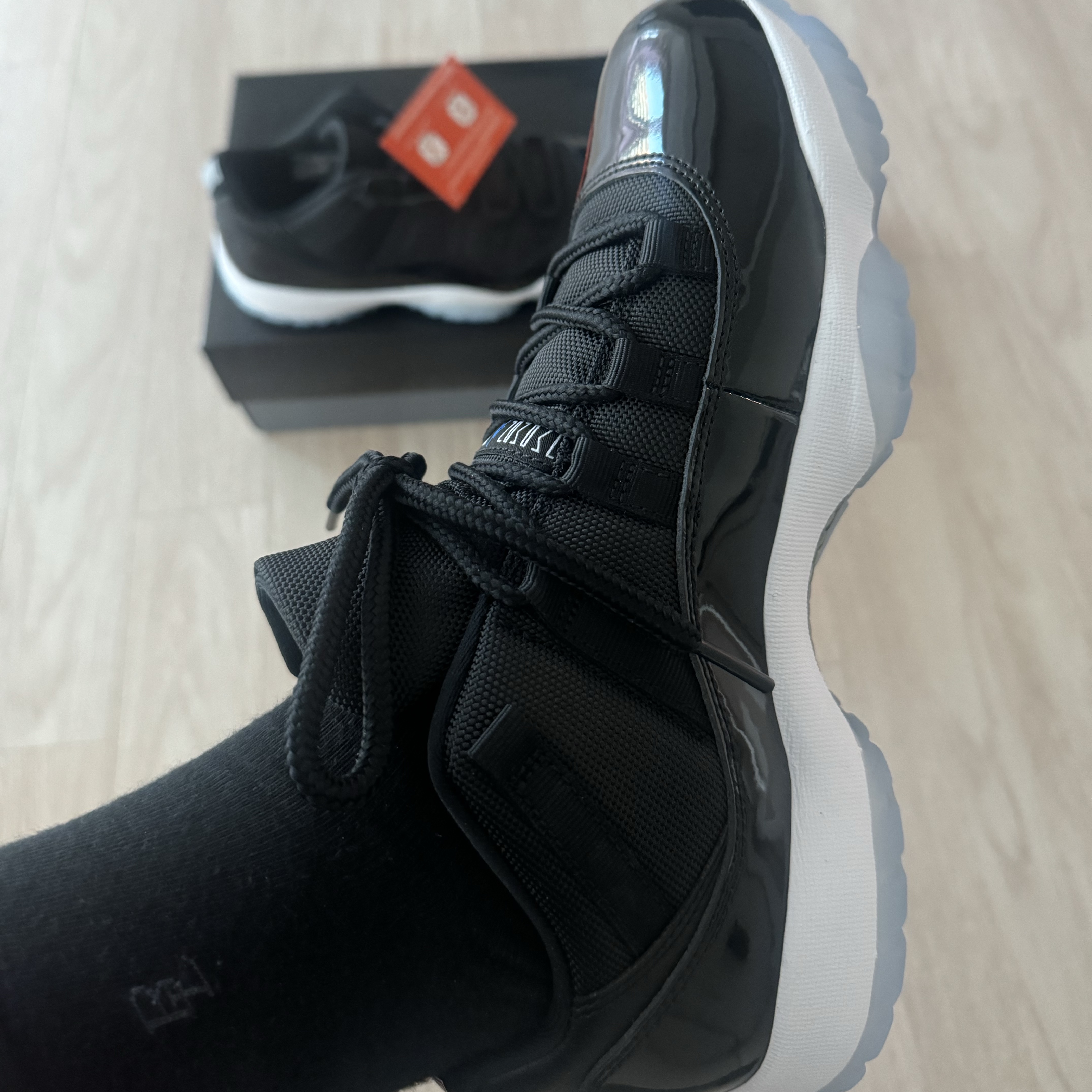 Jordan 11 Retro Low Black and Varsity Royal 착용 스타일 - 3