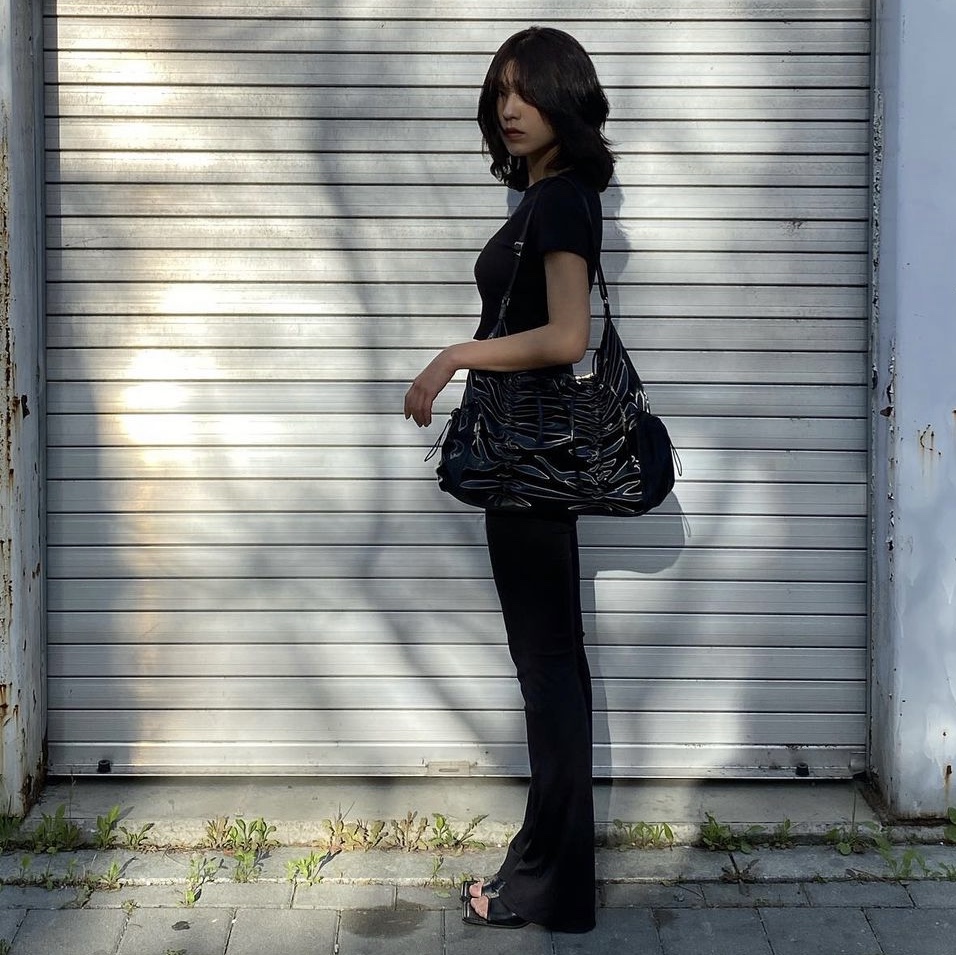 For Appeal String Ribbon Large Hobo Bag Glossy Black, For Appeal String Ribbon Large Hobo Bag Glossy White 착용 스타일