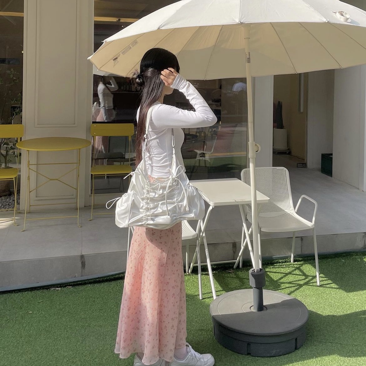 For Appeal String Ribbon Large Hobo Bag Glossy White, For Appeal String Ribbon Large Hobo Bag Glossy Black 착용 스타일