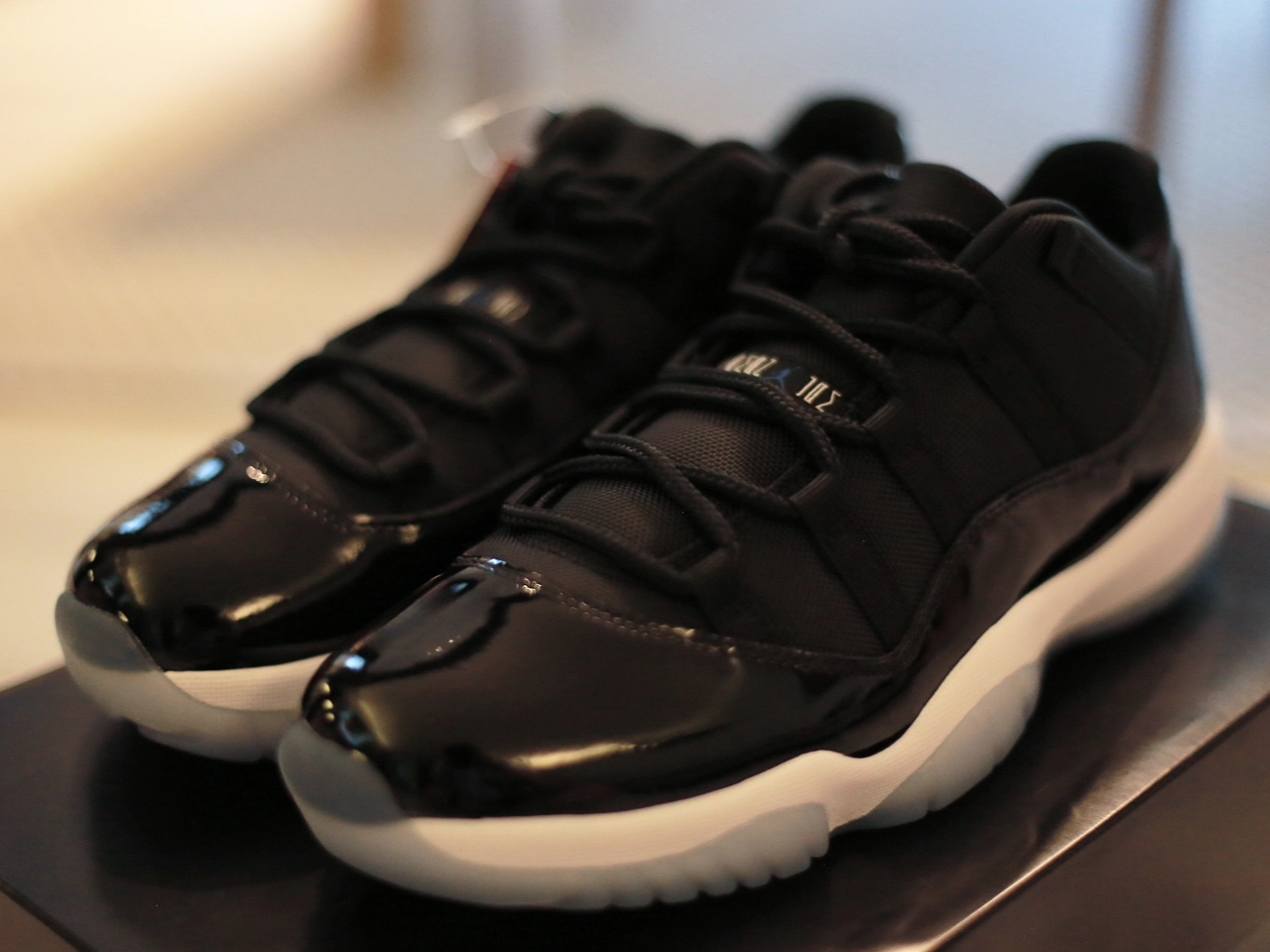 Jordan 11 Retro Low Black and Varsity Royal 착용 스타일 - 2