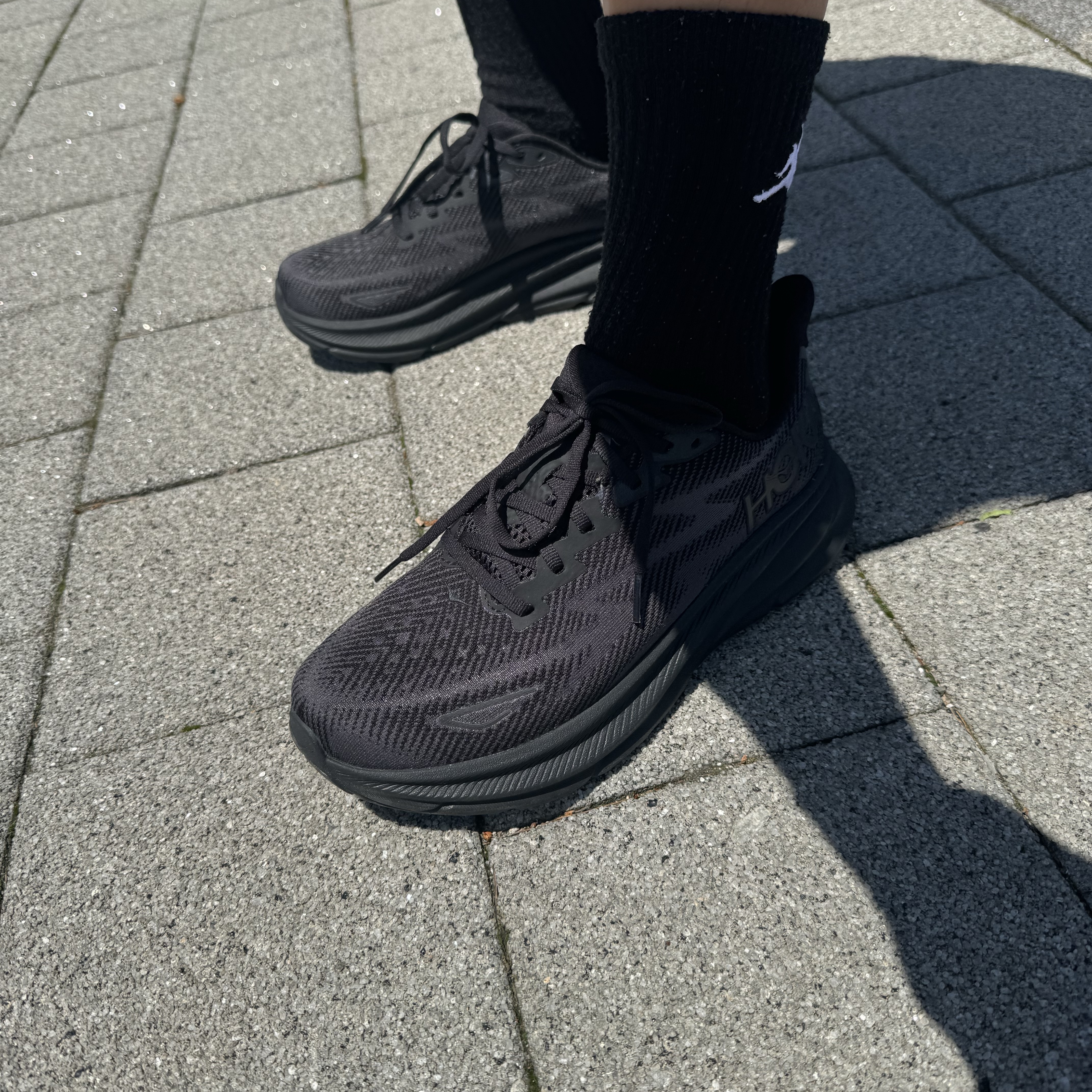 Hoka Clifton 9 Black 착용 스타일