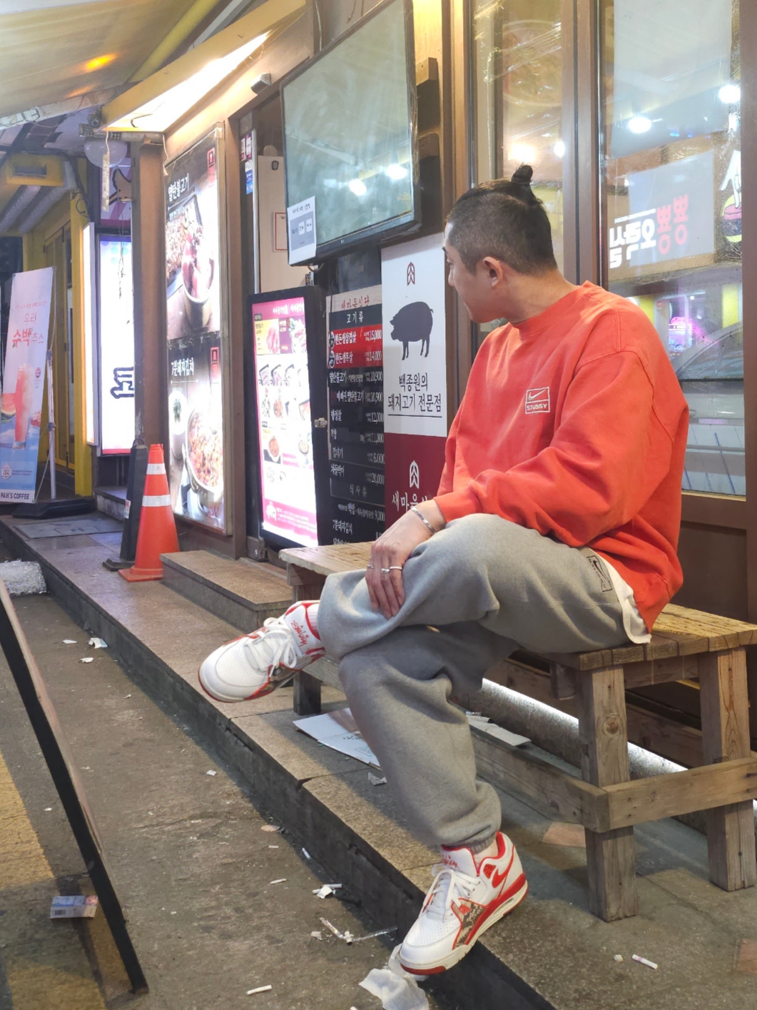 Nike x Stussy Pigment Dyed Fleece Crewneck Habanero Red (FQ3015-642), Nike x Stussy NRG RA Fleece Pants Dark Grey Heather (DJ9490-063) 착용 스타일