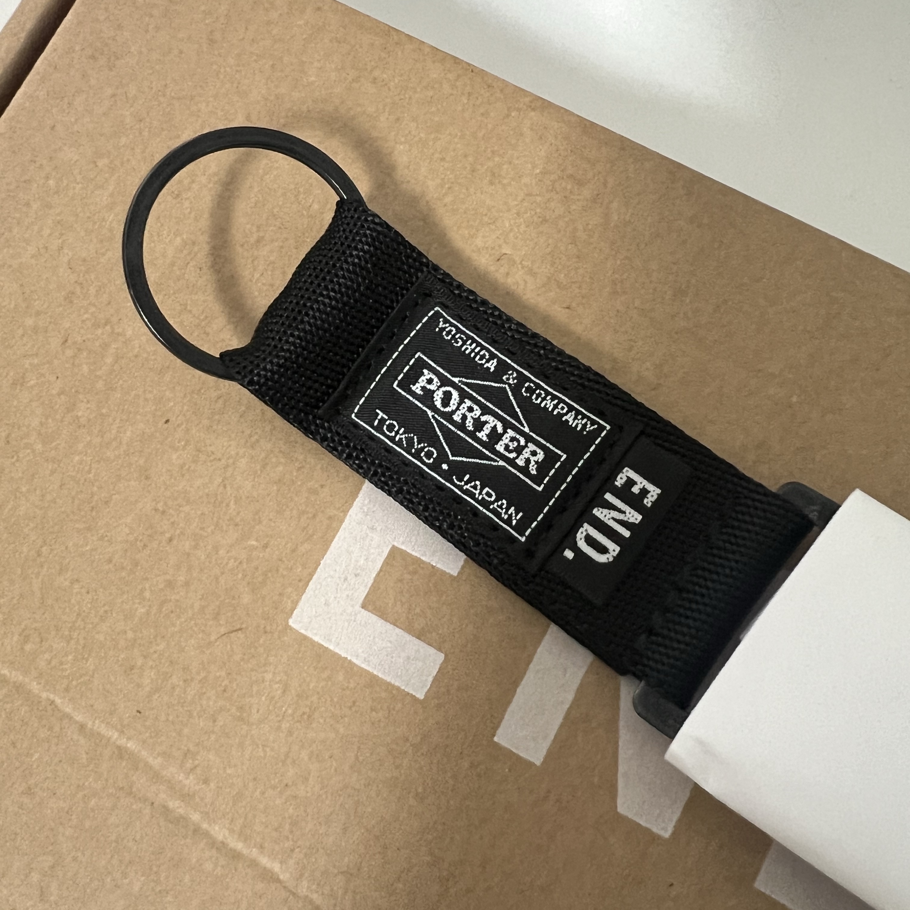 Porter x END. Bandana Clip Keyring Black 착용 스타일 - 2