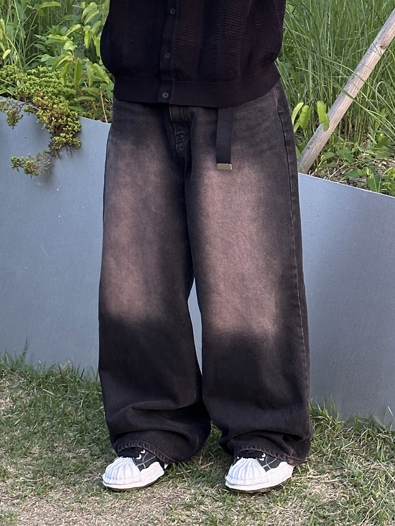 Maison Mihara Yasuhiro Blakey OG STC Sole Paper Like Leather Low-top Sneakers Black 착용 스타일 - 4