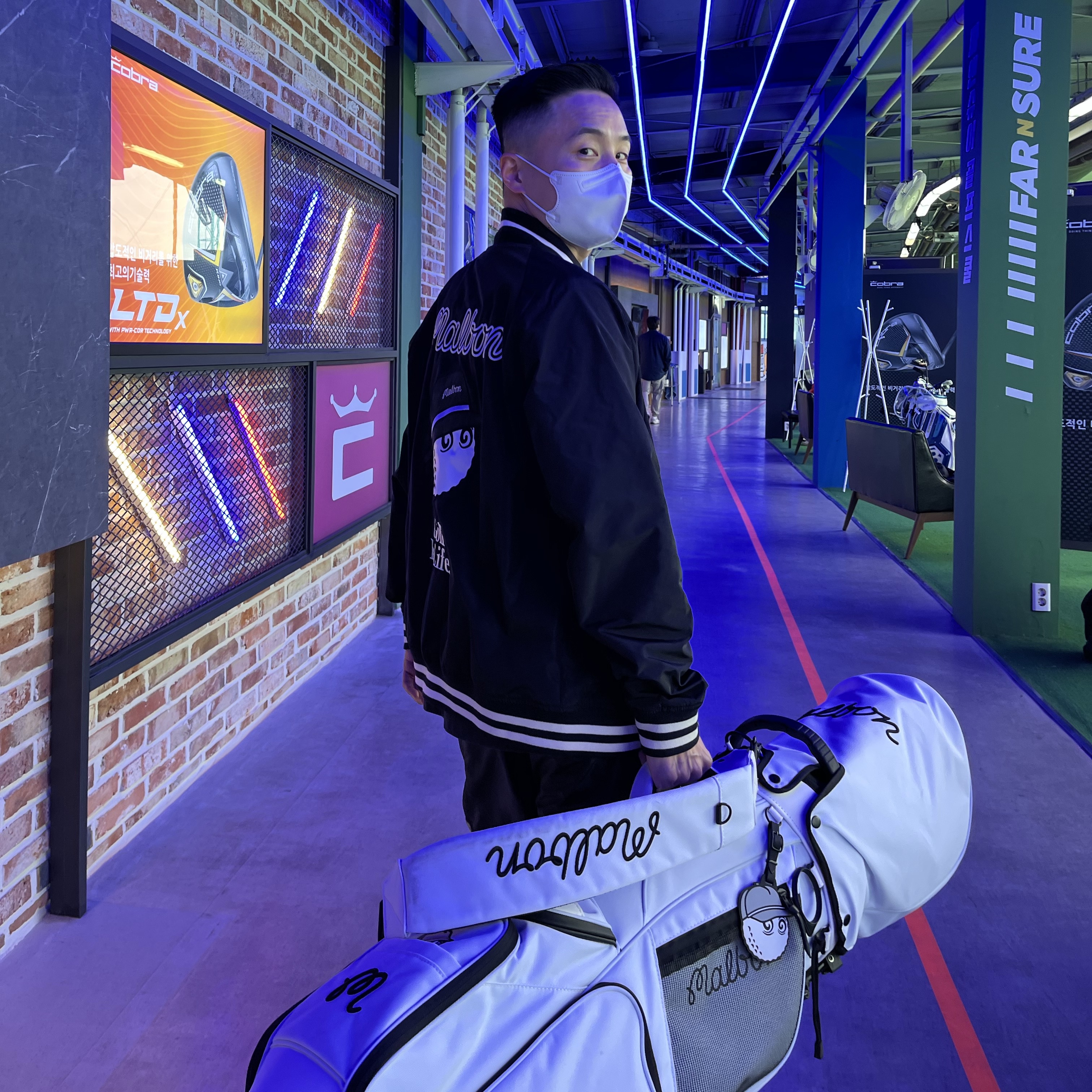 Malbon Golf Buckets Stadium Jacket Black, Malbon Golf Bucket Stand Bag White 착용 스타일