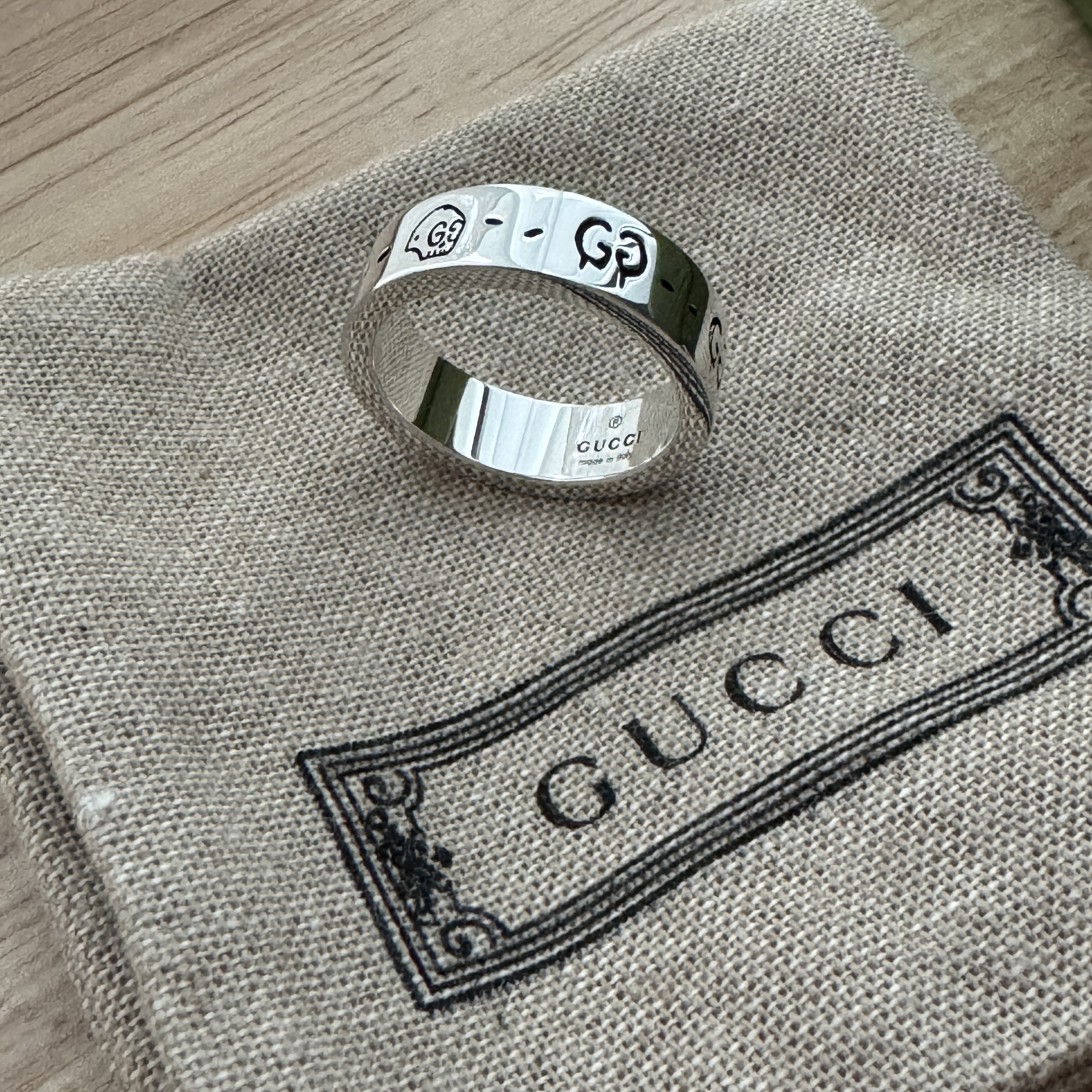 Gucci Ghost Ring Silver 6mm 착용 스타일 - 2