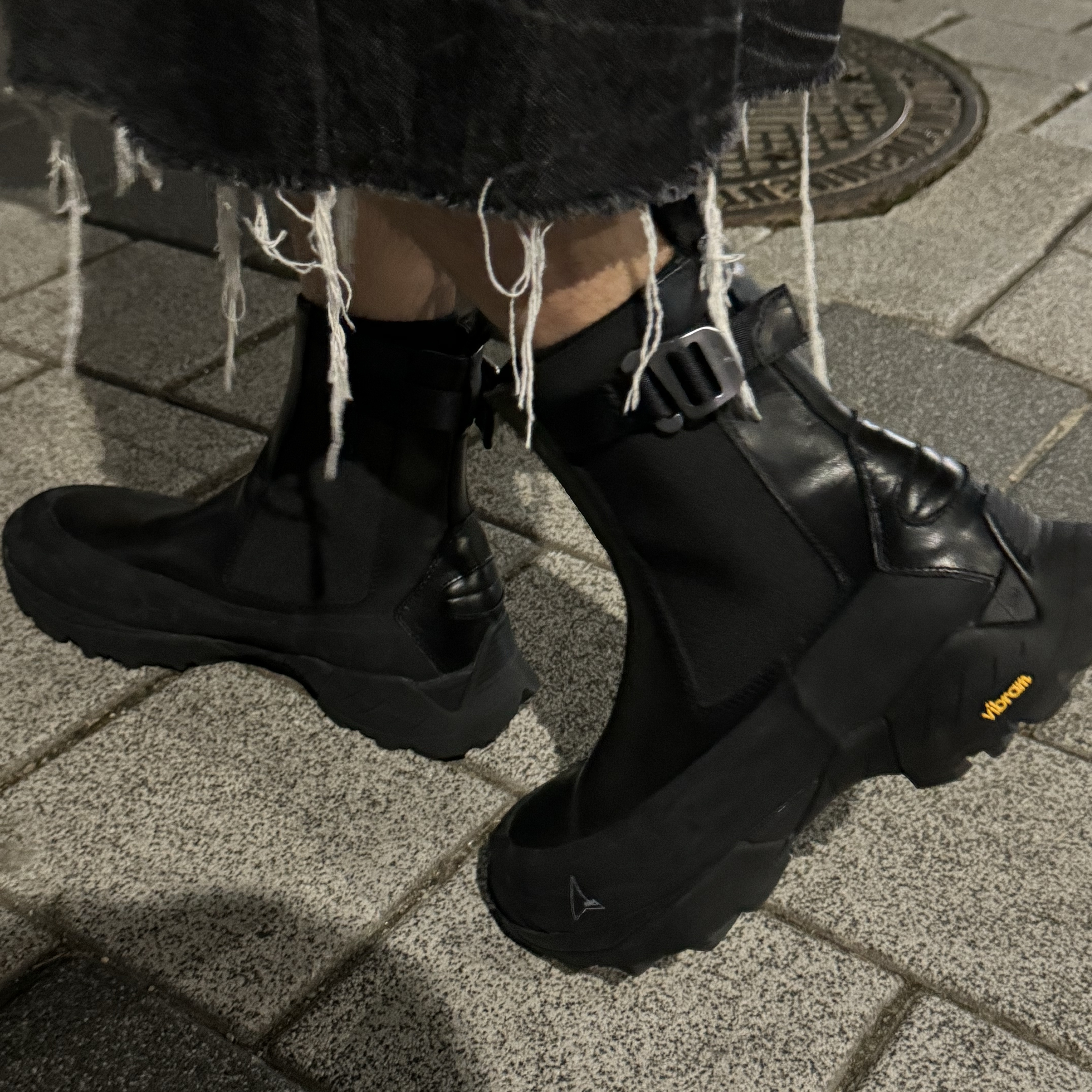 Roa Hiking Chelsea Boots Black 착용 스타일