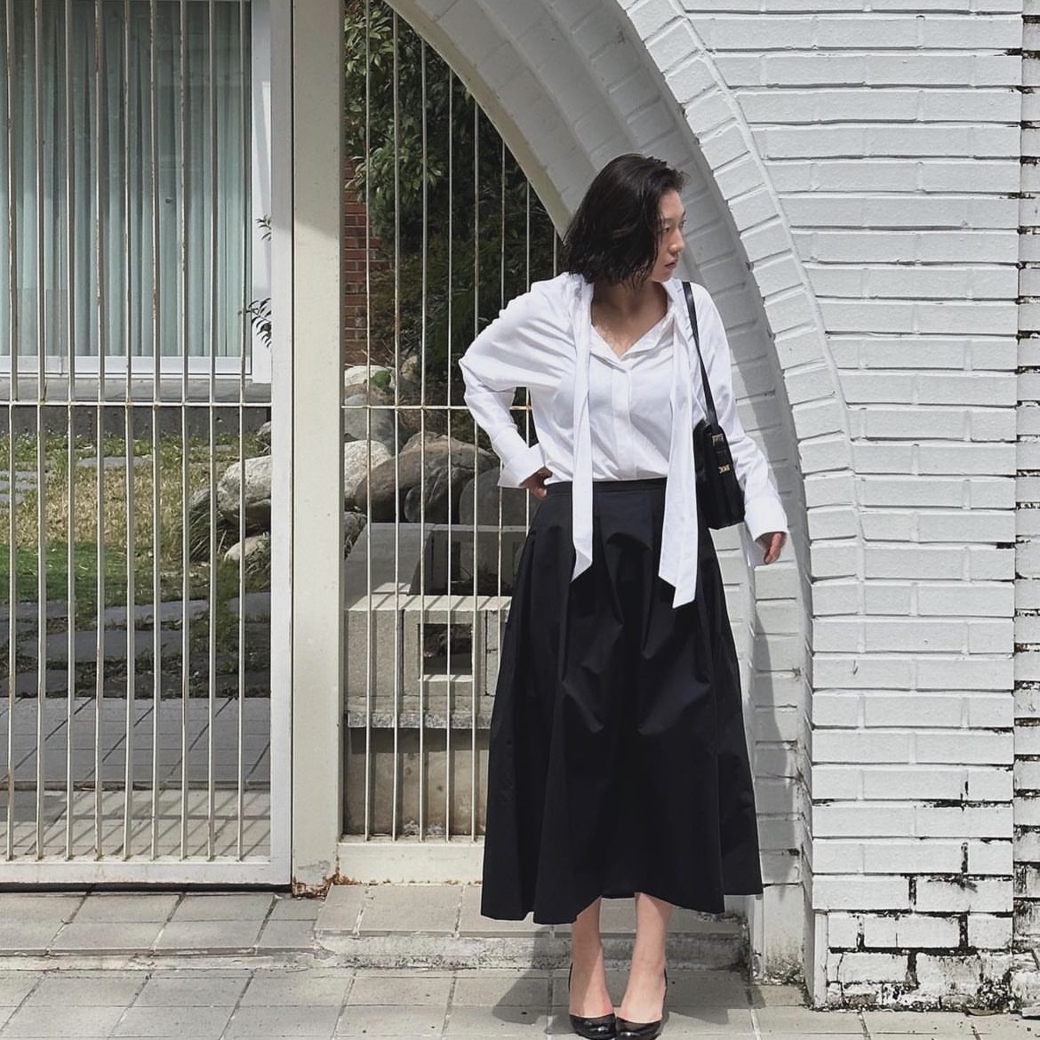 L'H.A.S Oversized Soft Tie Shirts - White, L'H.A.S Oversized Soft Tie Shirts - Black 착용 스타일