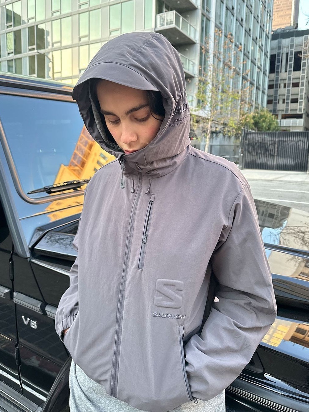 Salomon Outline GTX 2.5L Jacket Deep Black, Salomon Bonatti Cross Full Zip Hoody Grape Leaf 착용 스타일 - 5