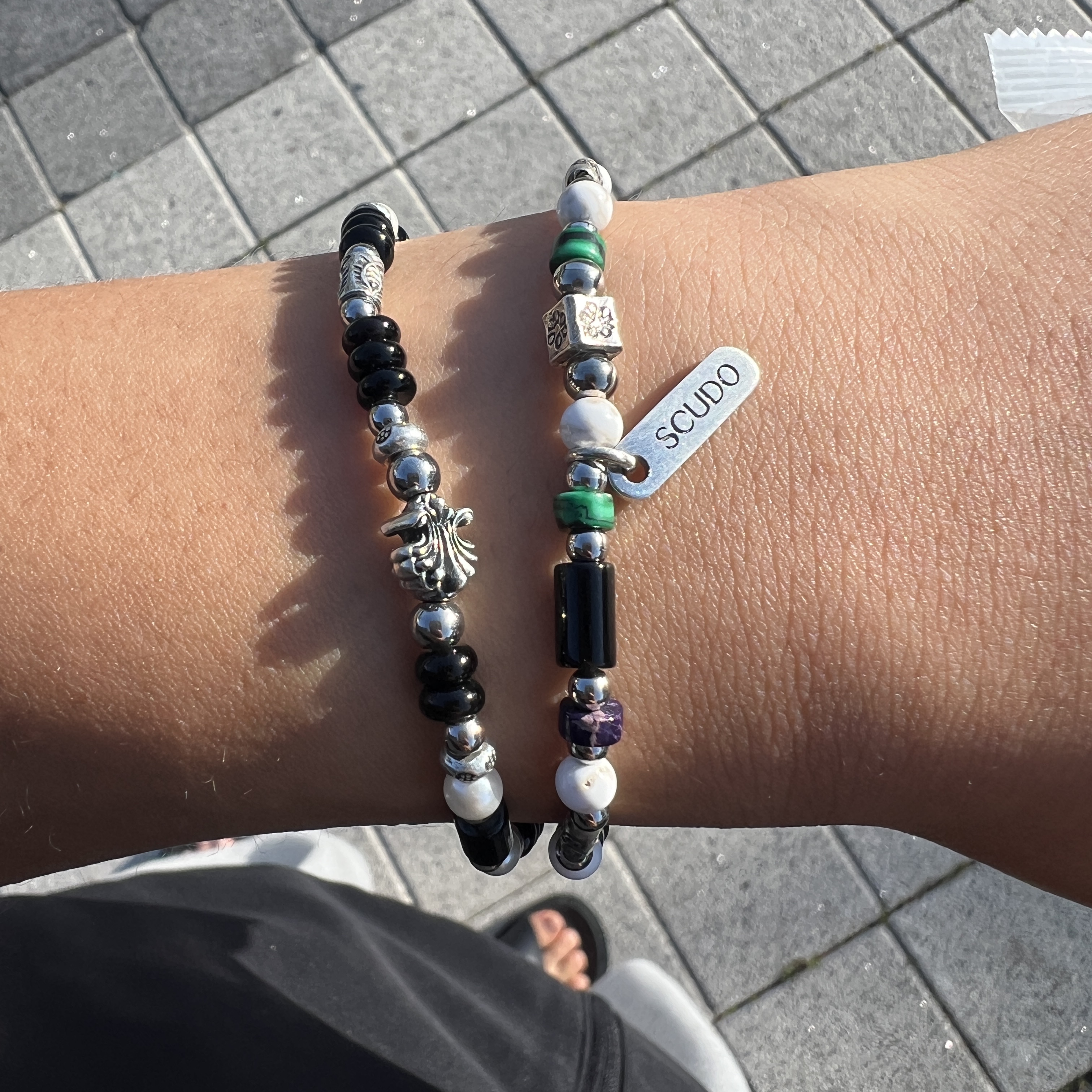 Scudo Grapevine Karen Beads Bracelet, [KREAM 단독] Scudo Shell Black Pearl Beads Bracelet 착용 스타일