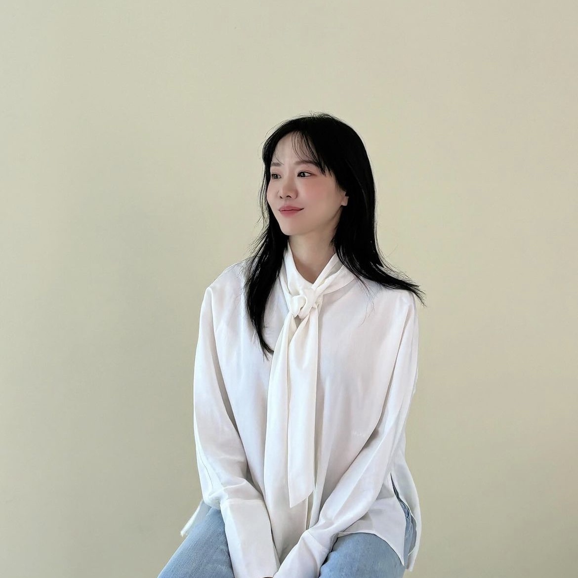 L'H.A.S Oversized Soft Tie Shirts - White, L'H.A.S Oversized Soft Tie Shirts - Black 착용 스타일
