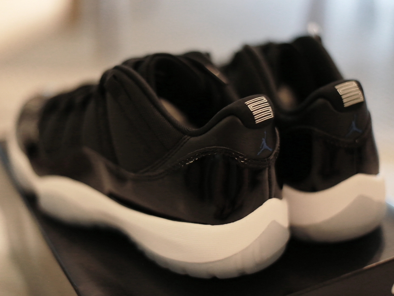 Jordan 11 Retro Low Black and Varsity Royal 착용 스타일 - 3