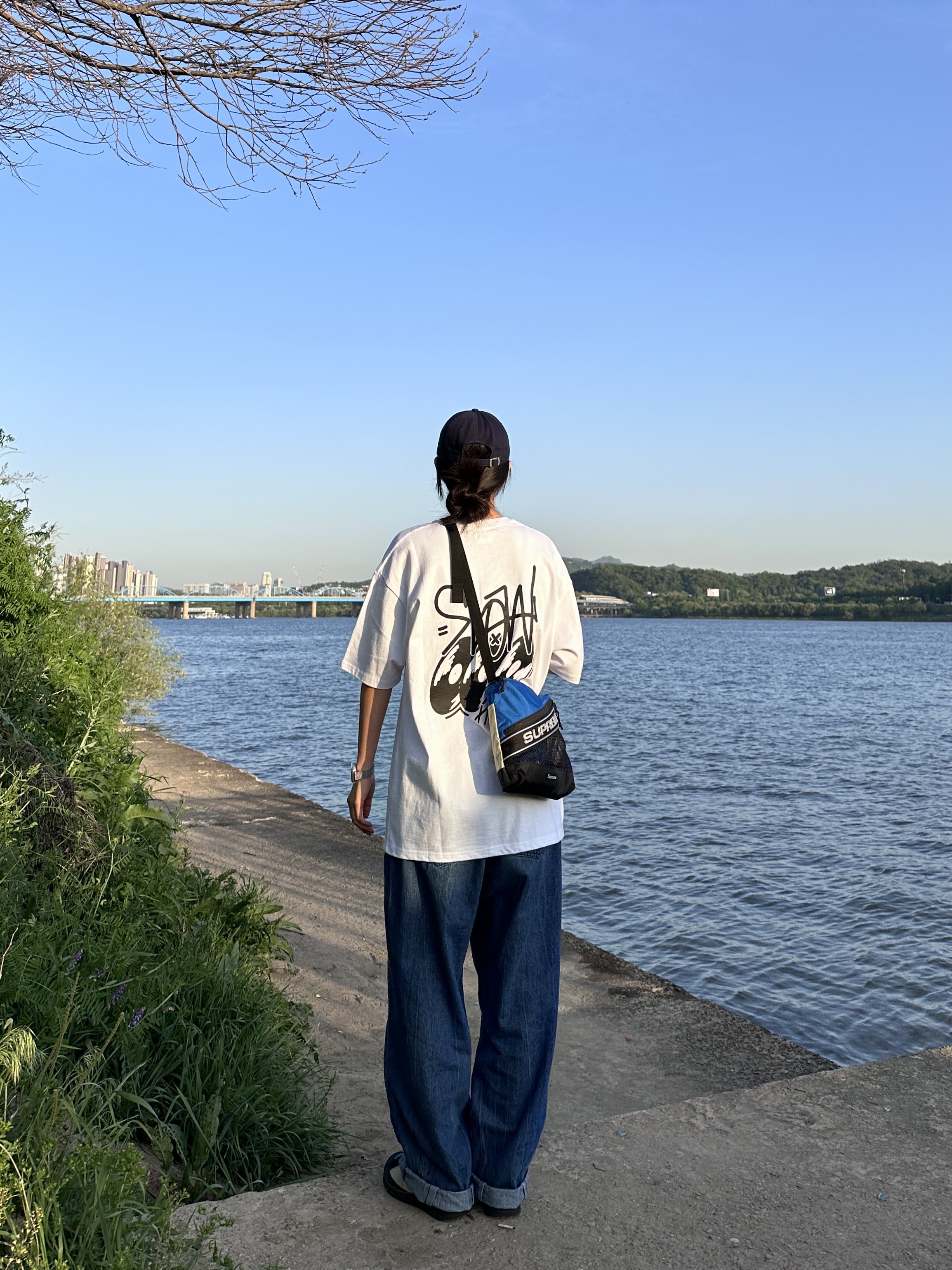Supreme Shoulder Bag Blue - 23FW, (W) Keen Jasper Rocks SP Sneakers Beige 착용 스타일 - 1