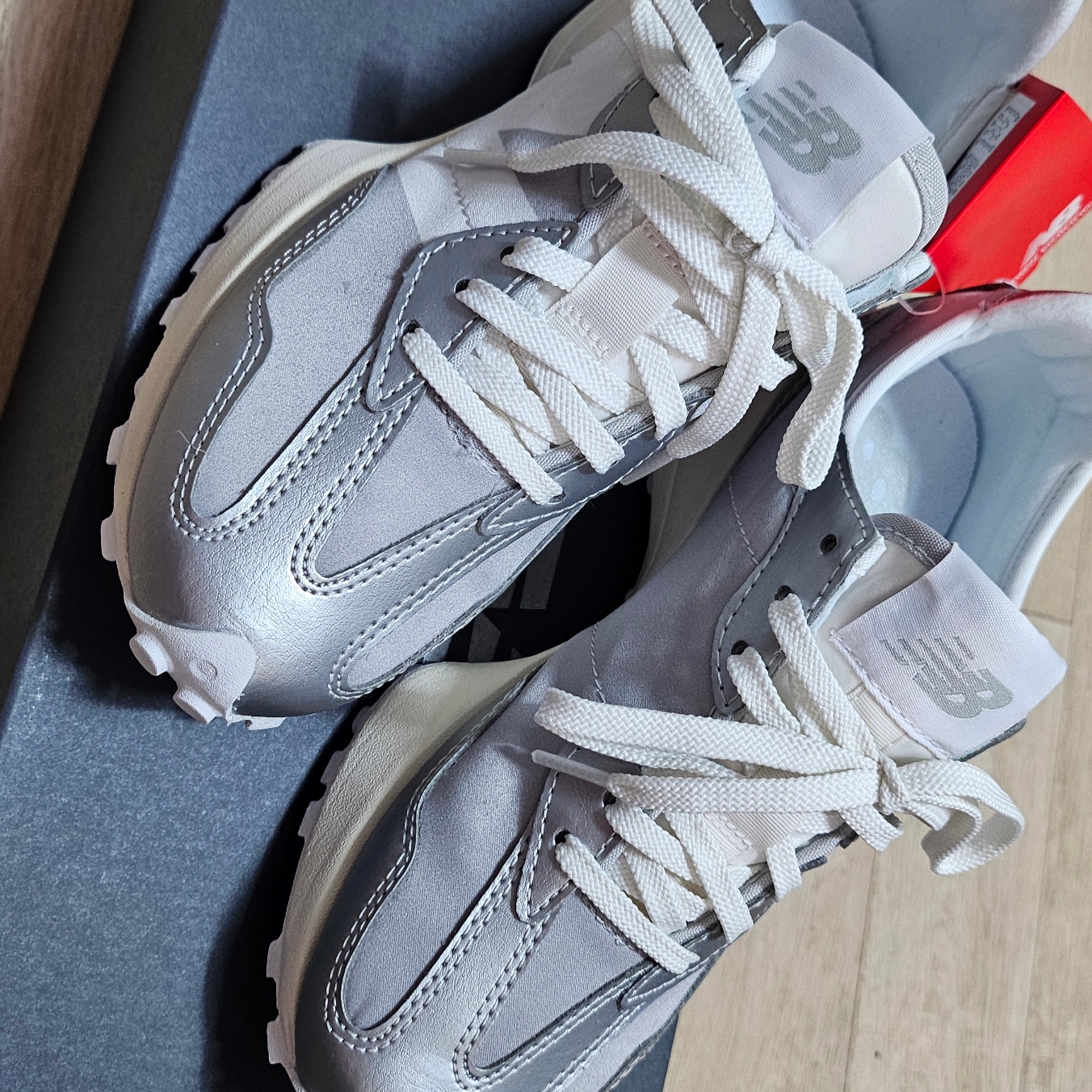 (W) New Balance 327 Metallic Silver 착용 스타일 - 4
