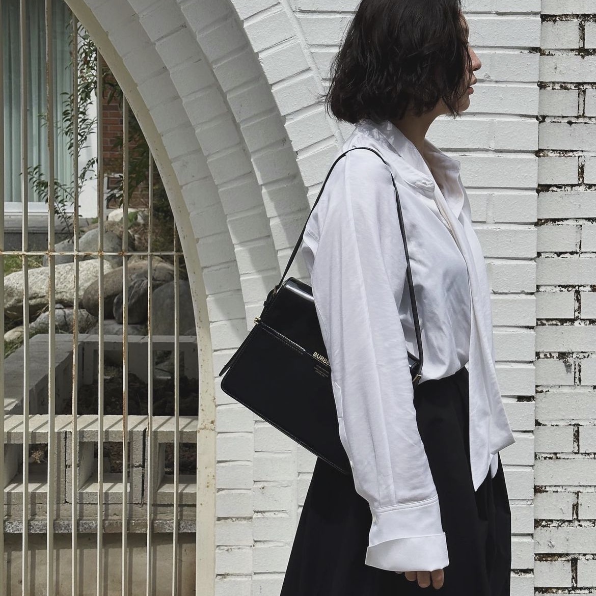 L'H.A.S Oversized Soft Tie Shirts - White, L'H.A.S Oversized Soft Tie Shirts - Black 착용 스타일