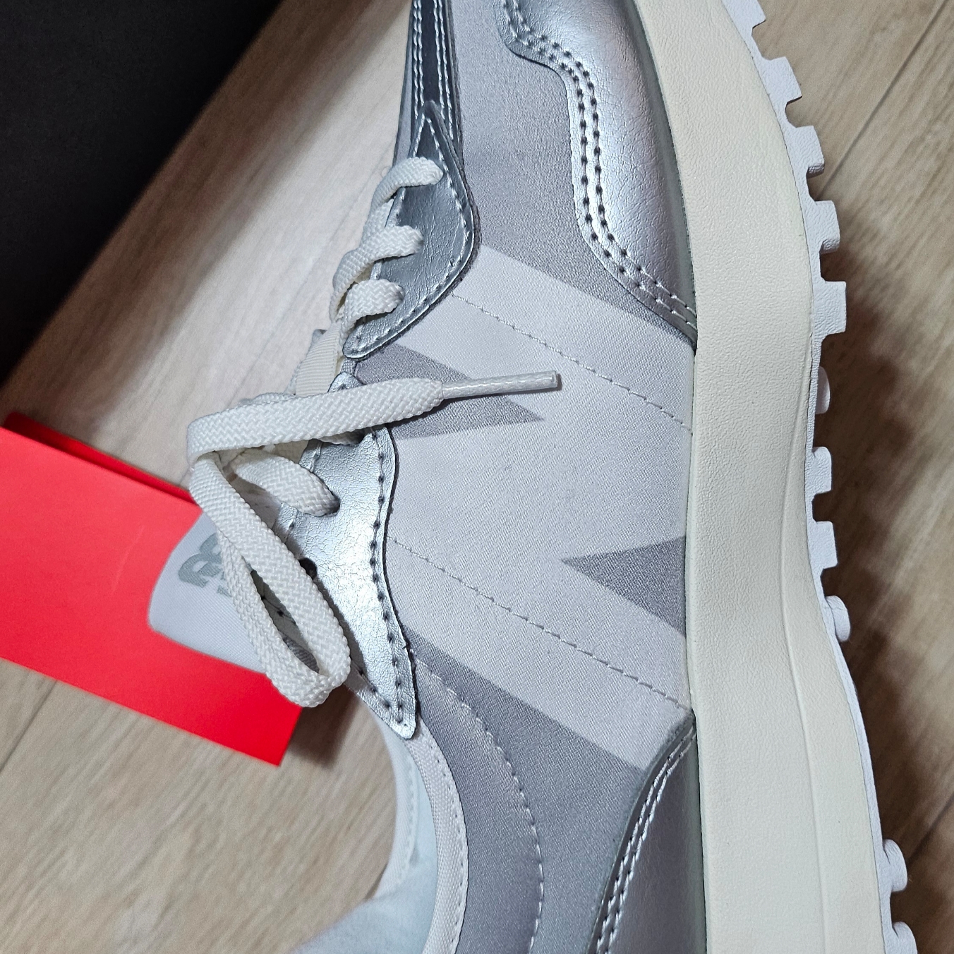 (W) New Balance 327 Metallic Silver 착용 스타일 - 3