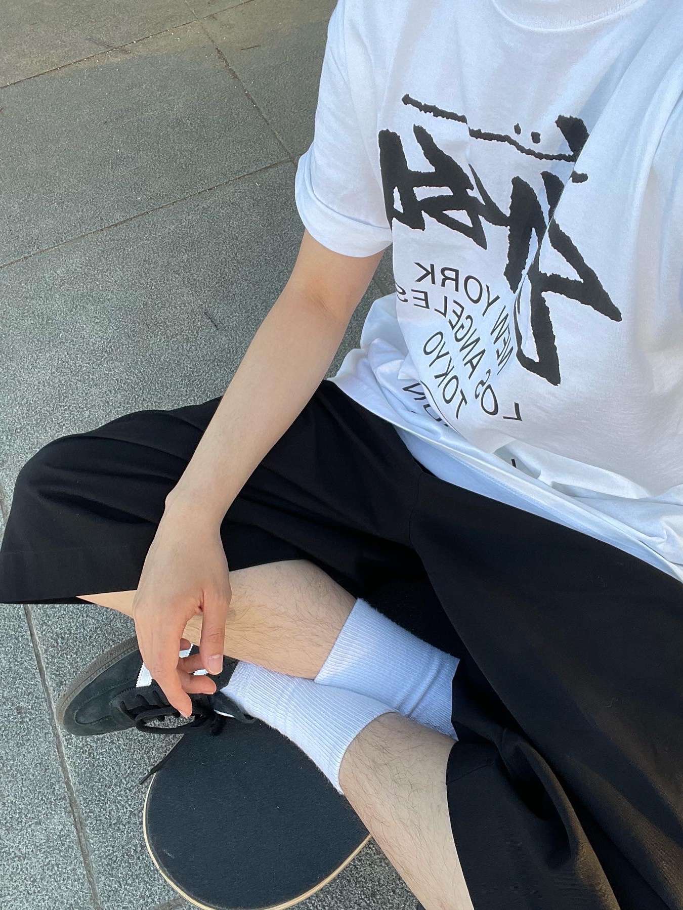 Stussy World Tour T-Shirt White 2024,2025, Adidas Spezial Handball Core Black 착용 스타일 - 2