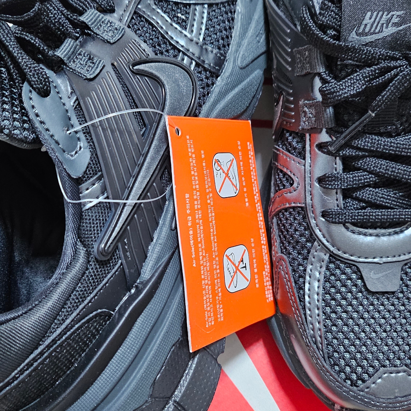 Nike V2K Run Black Anthracite 착용 스타일 - 1