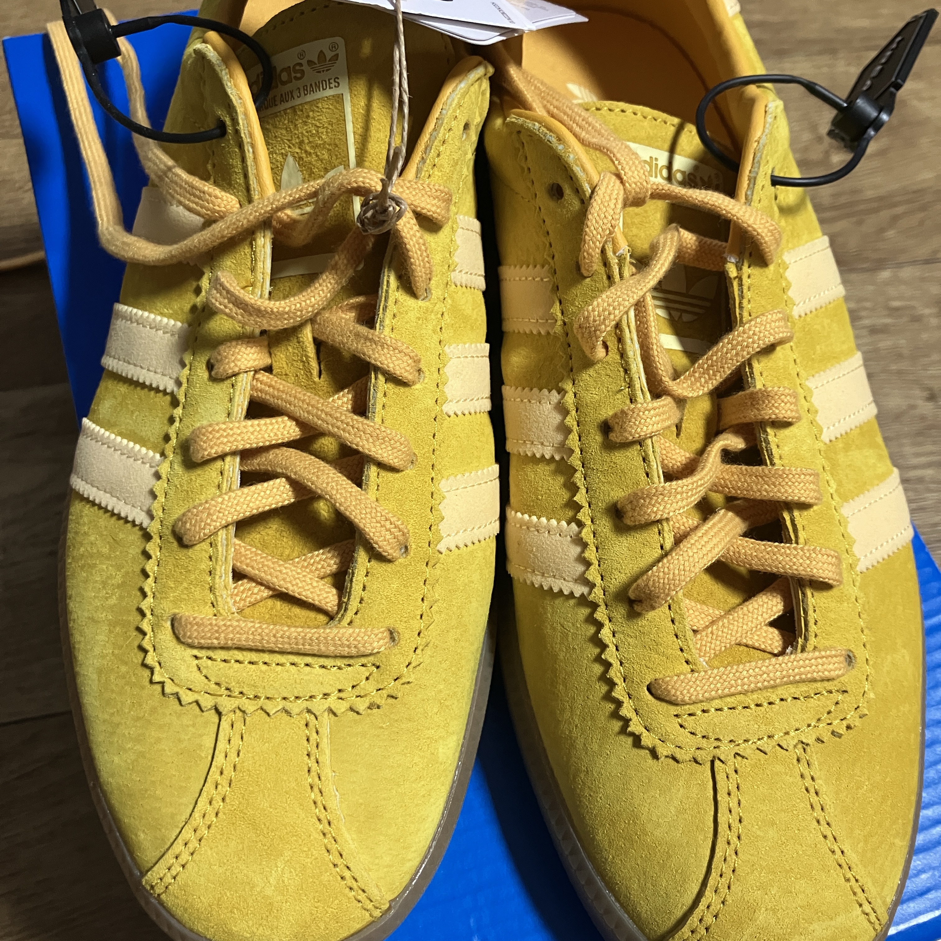 Adidas Bermuda Bold Gold 착용 스타일