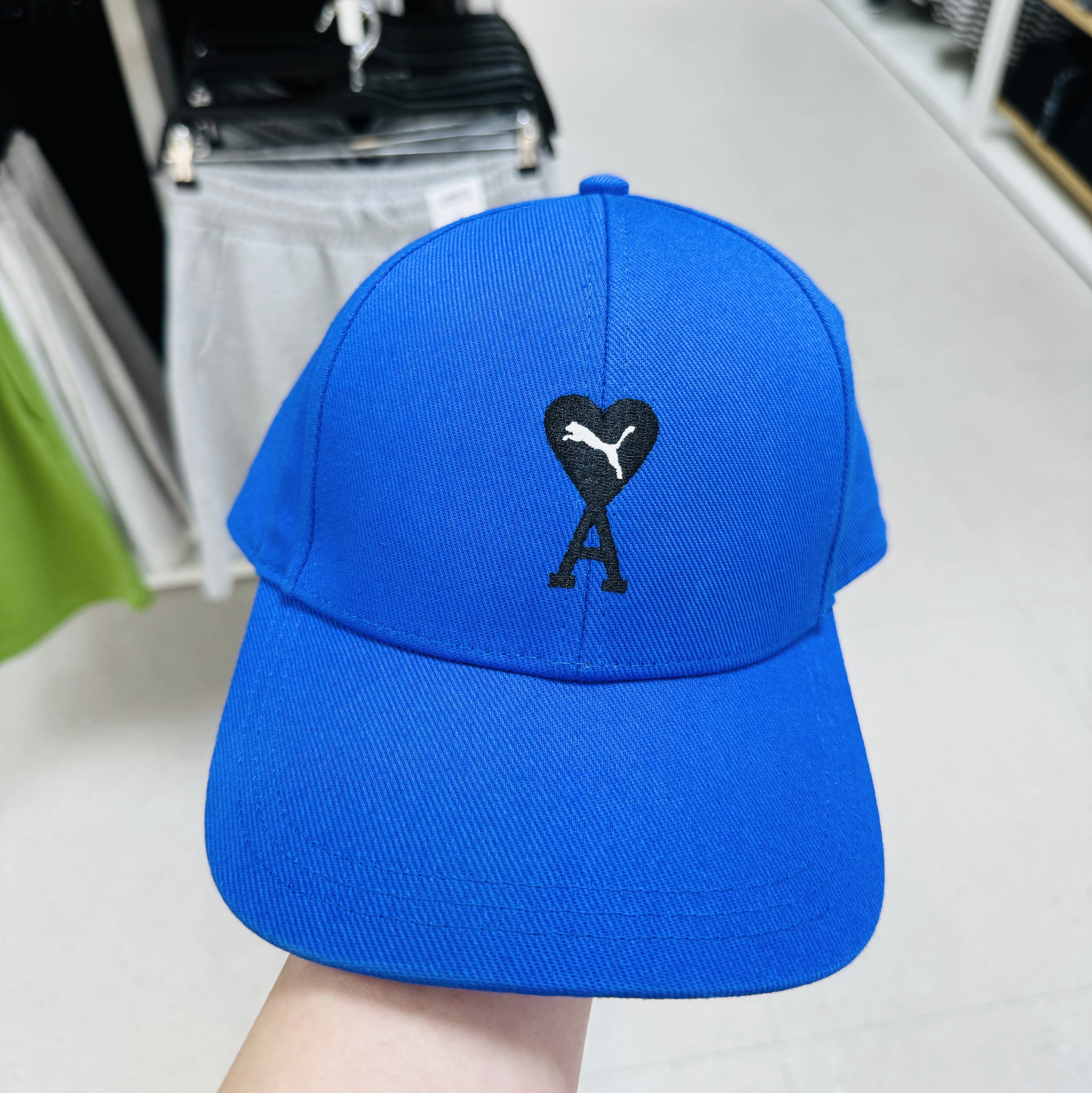 Puma x AMI Low Curve Cap Dazzling Blue, Stussy Melted T-Shirt White 착용 스타일 - 3
