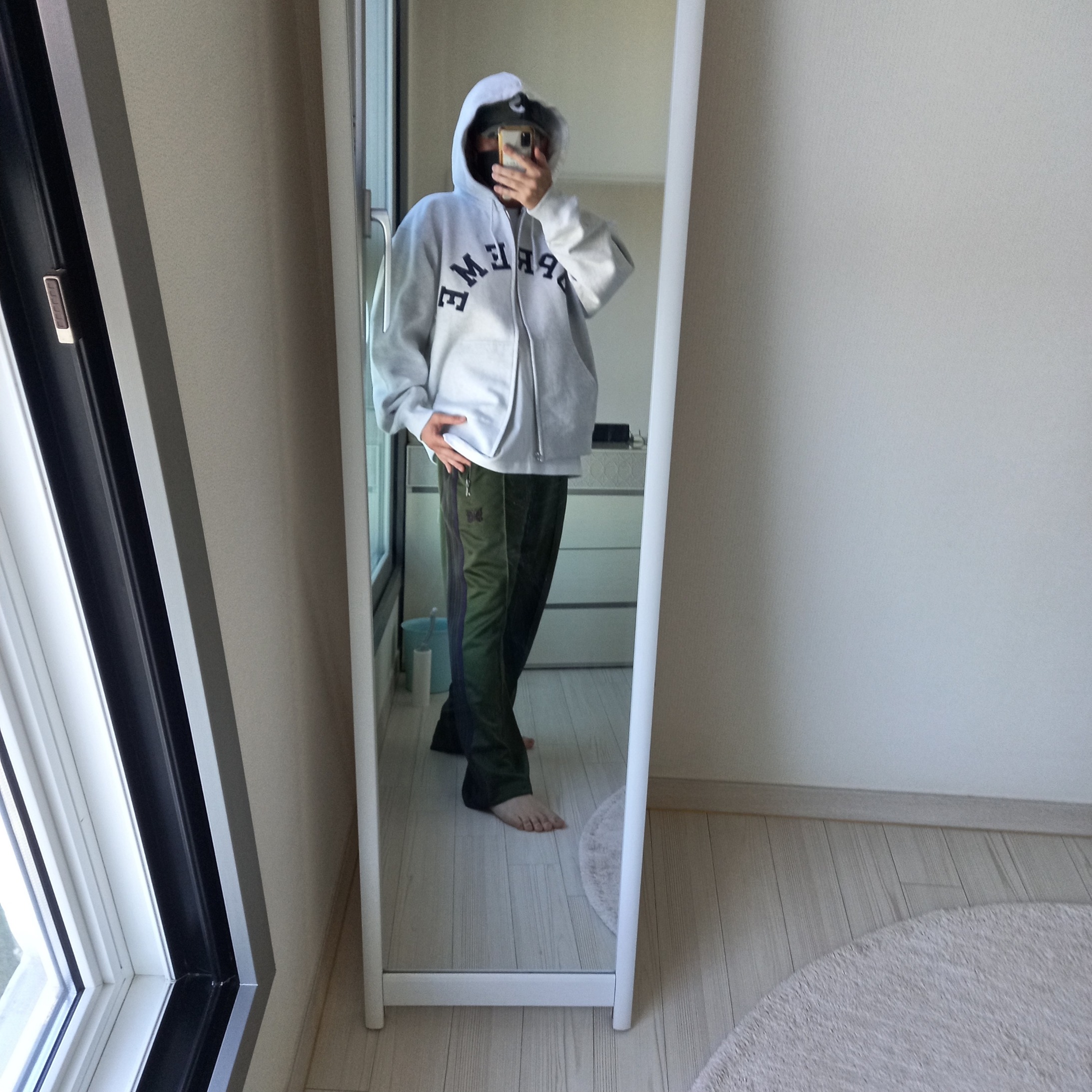 Supreme x Champion Zip Up Hooded Sweatshirt Ash Grey - 24SS, Supreme Seoul Box Logo T-Shirt White - 23FW 착용 스타일 - 6