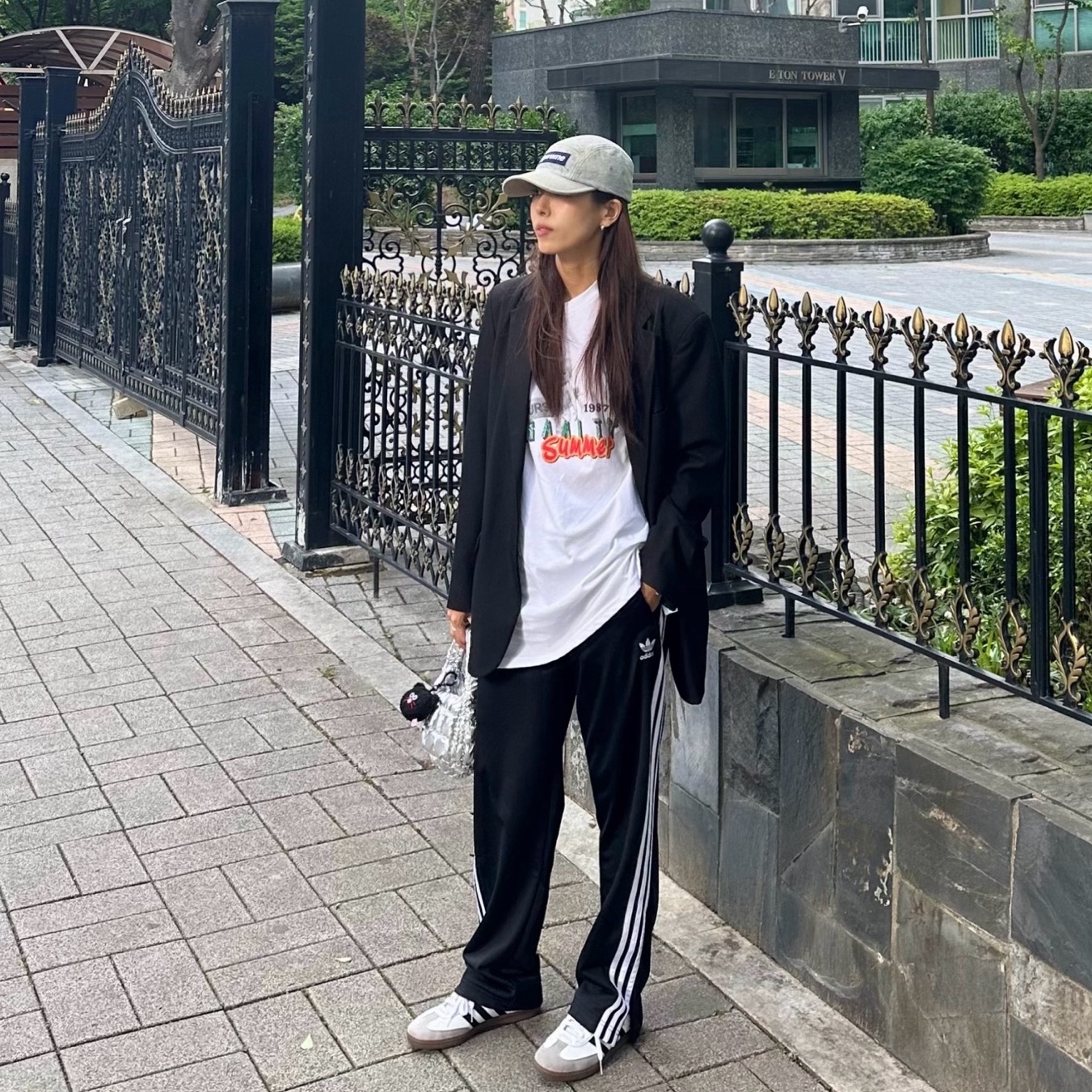 COS Quilted Micro Bag Silver, Supreme Denim Camp Cap Dirty Indigo - 23SS 착용 스타일