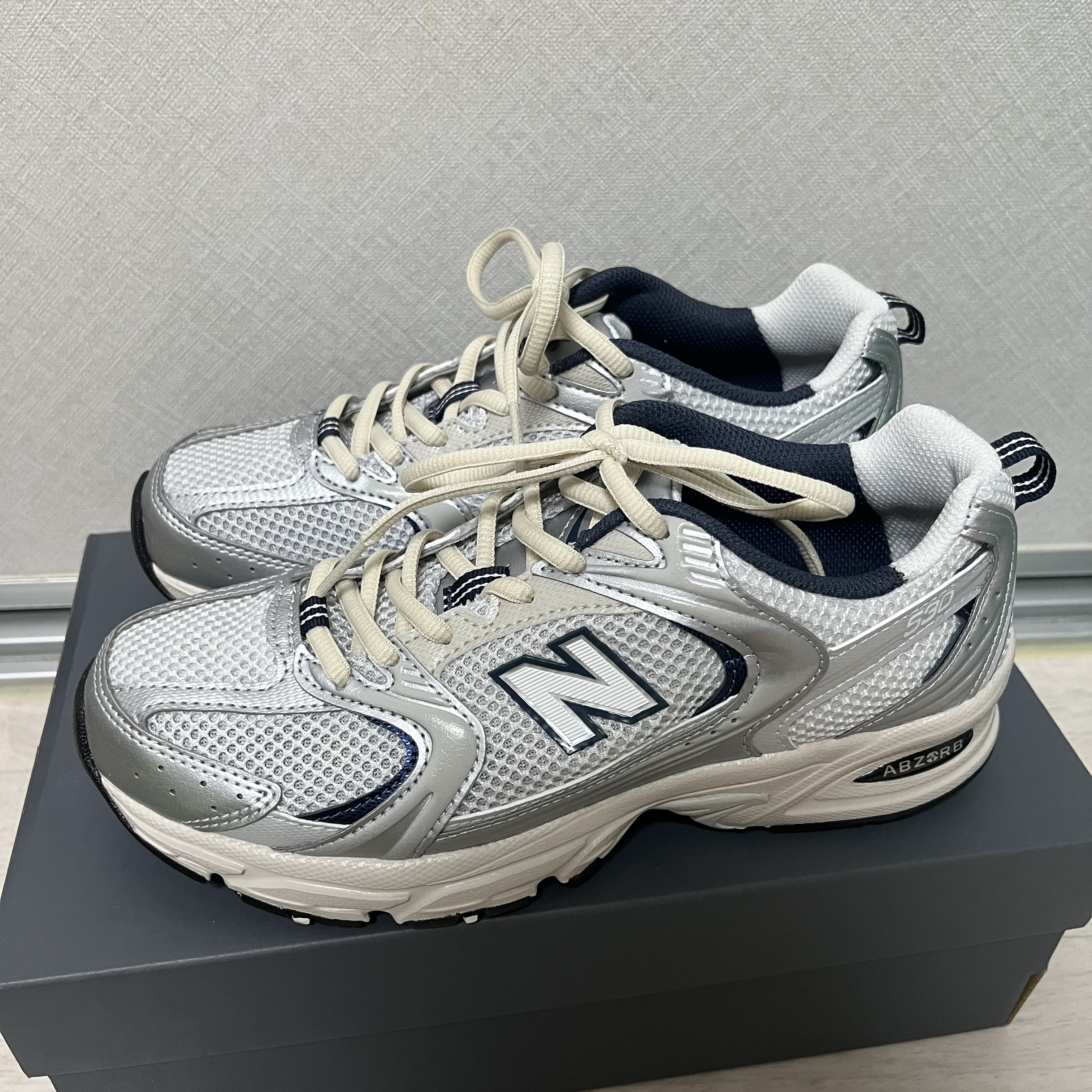 New Balance 530 Steel Grey 착용 스타일 - 1