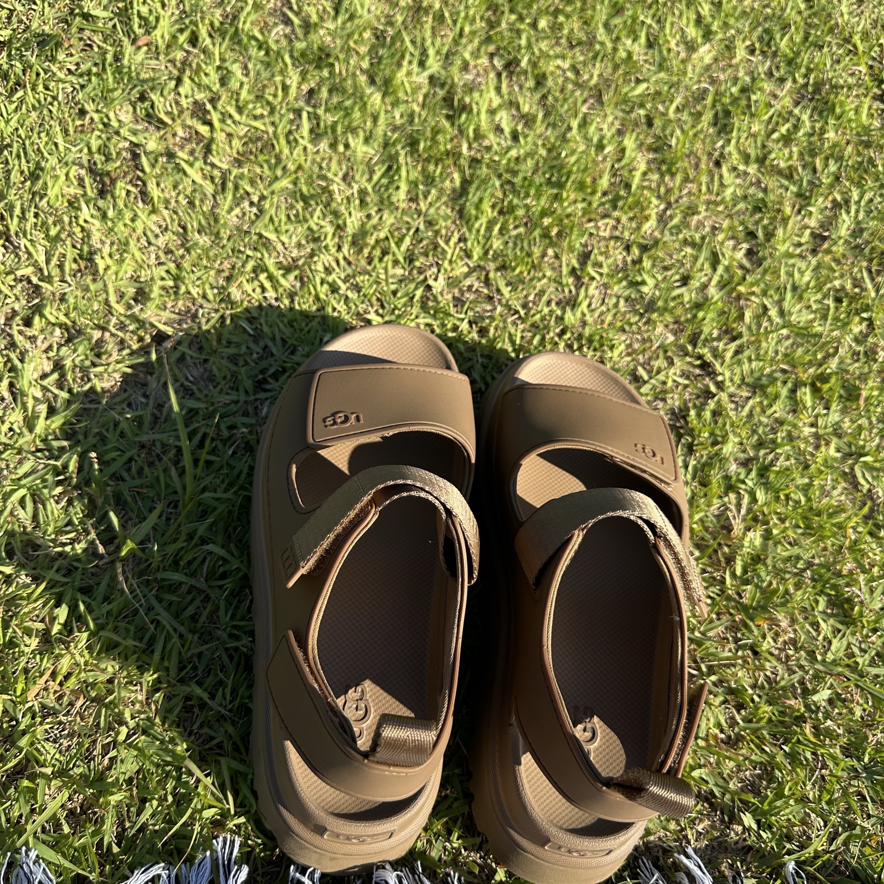 (W) UGG GoldenGlow Bison Brown 착용 스타일 - 2