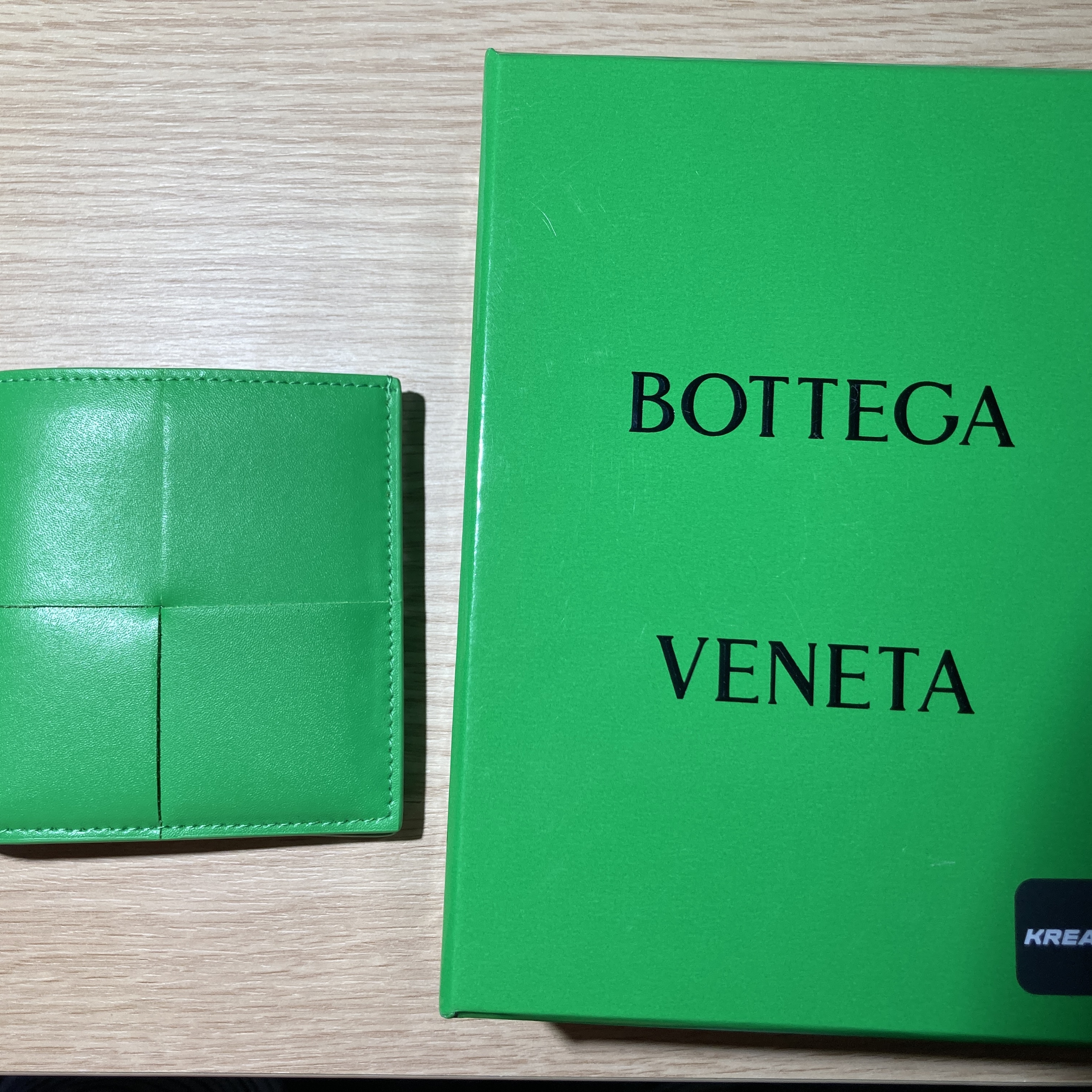 Bottega Veneta Slim Bi-Fold Wallet Parakeet 착용 스타일