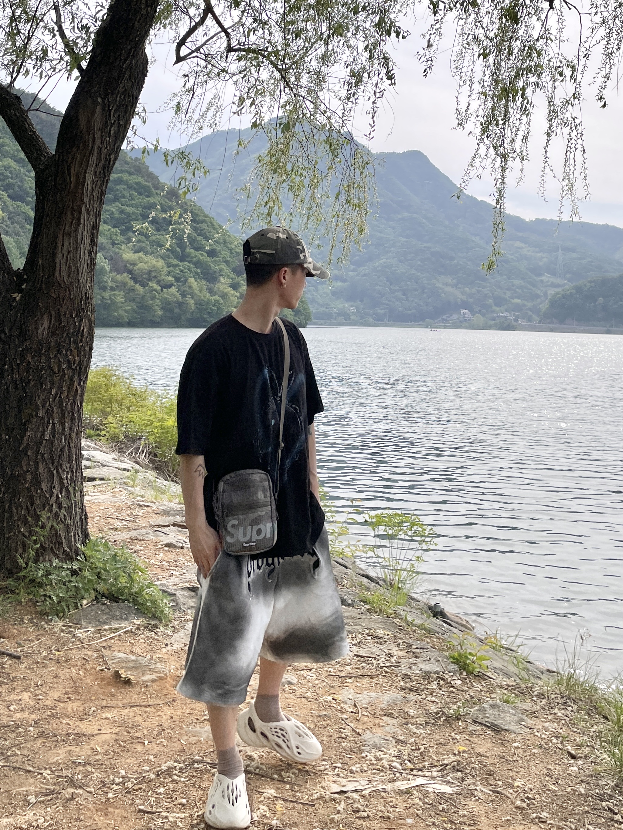Supreme Shoulder Bag Woodland Camo - 24SS, Adidas Yeezy Foam RNNR Sand 착용 스타일