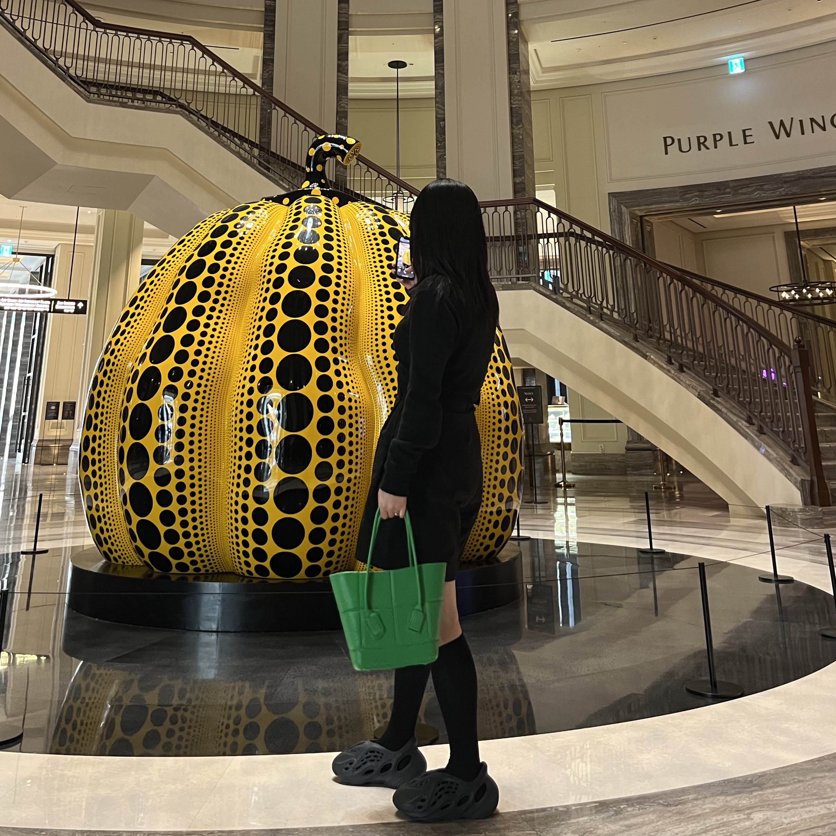 Bottega Veneta Arco Mini Rubber Shopping Bag Grass, Adidas Yeezy Foam RNNR Onyx 착용 스타일