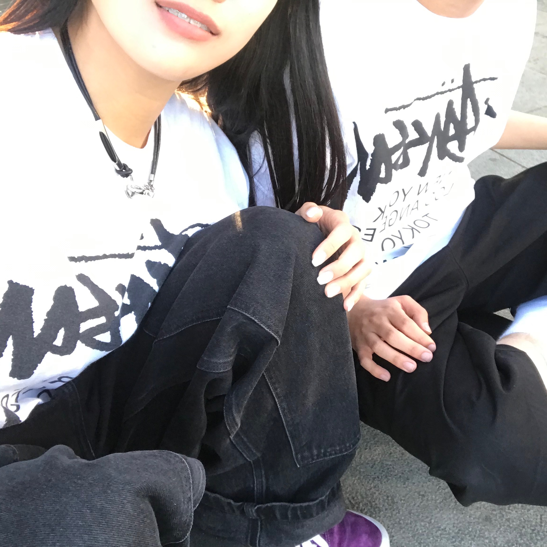 Stussy World Tour T-Shirt White 2024,2025, Carhartt WIP Nash Loose Fit Double Knee Pants Black Stone Washed 착용 스타일 - 1