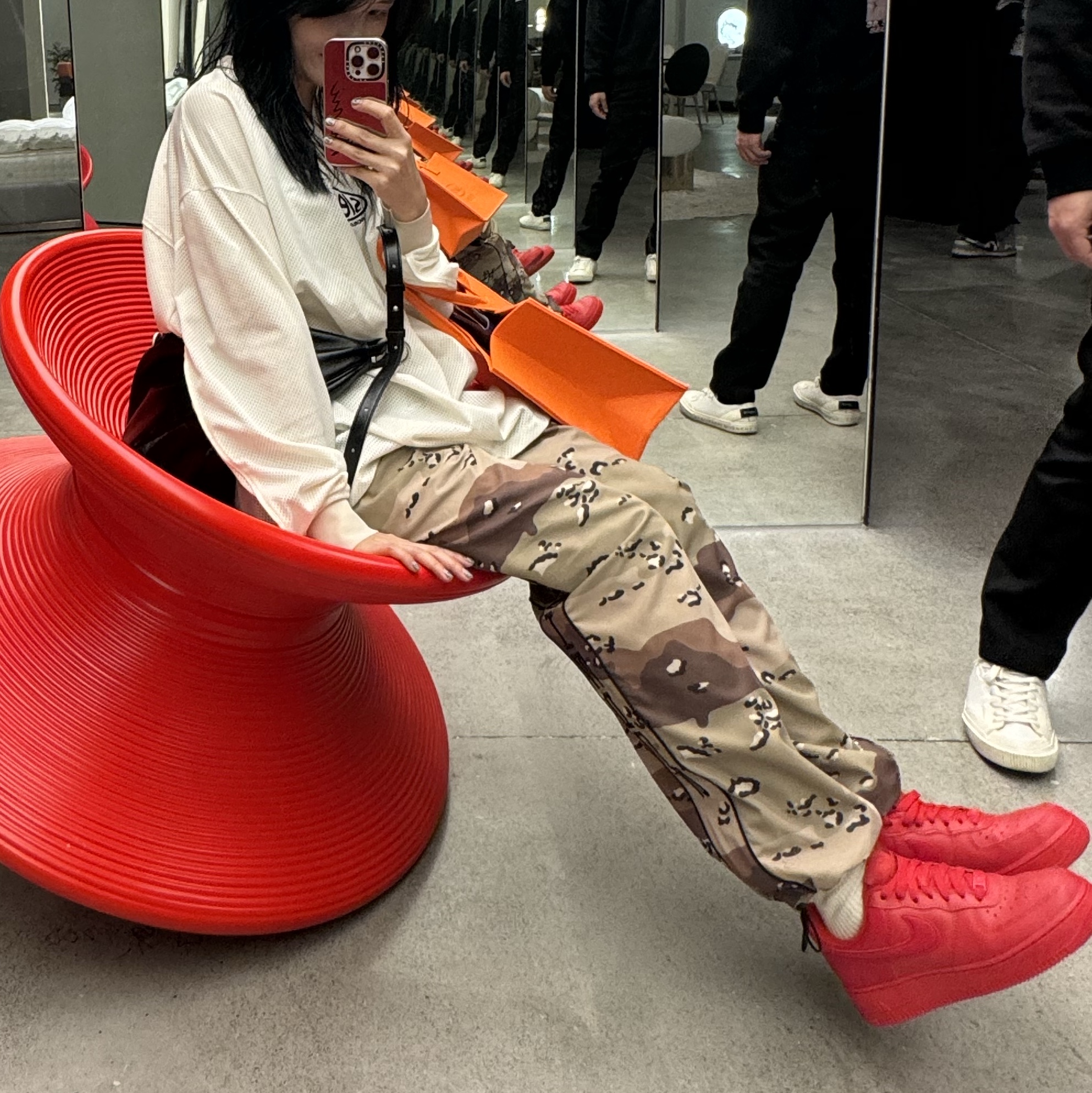 Nike Air Force 1 '07 LV8 Low 1 Triple Red 착용 스타일