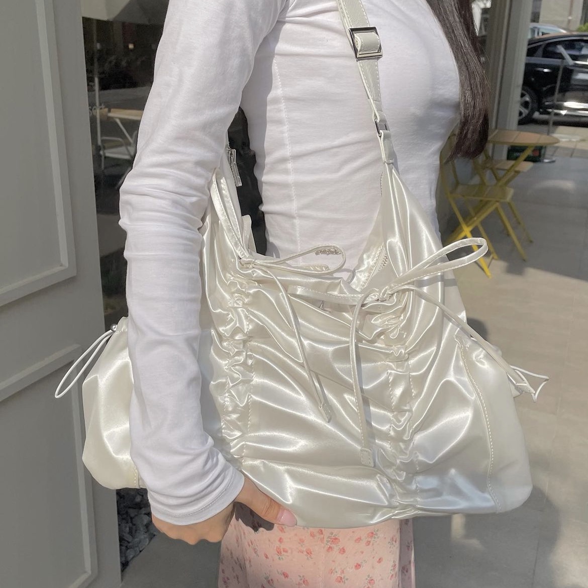 For Appeal String Ribbon Large Hobo Bag Glossy White, For Appeal String Ribbon Large Hobo Bag Glossy Black 착용 스타일