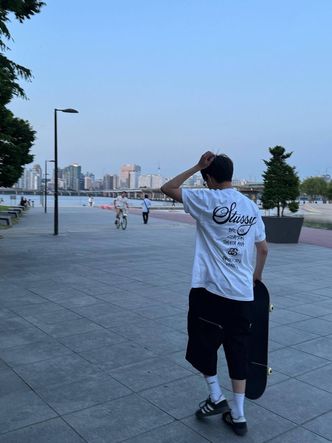Stussy World Tour T-Shirt White 2024,2025, Adidas Spezial Handball Core Black 착용 스타일 - 4